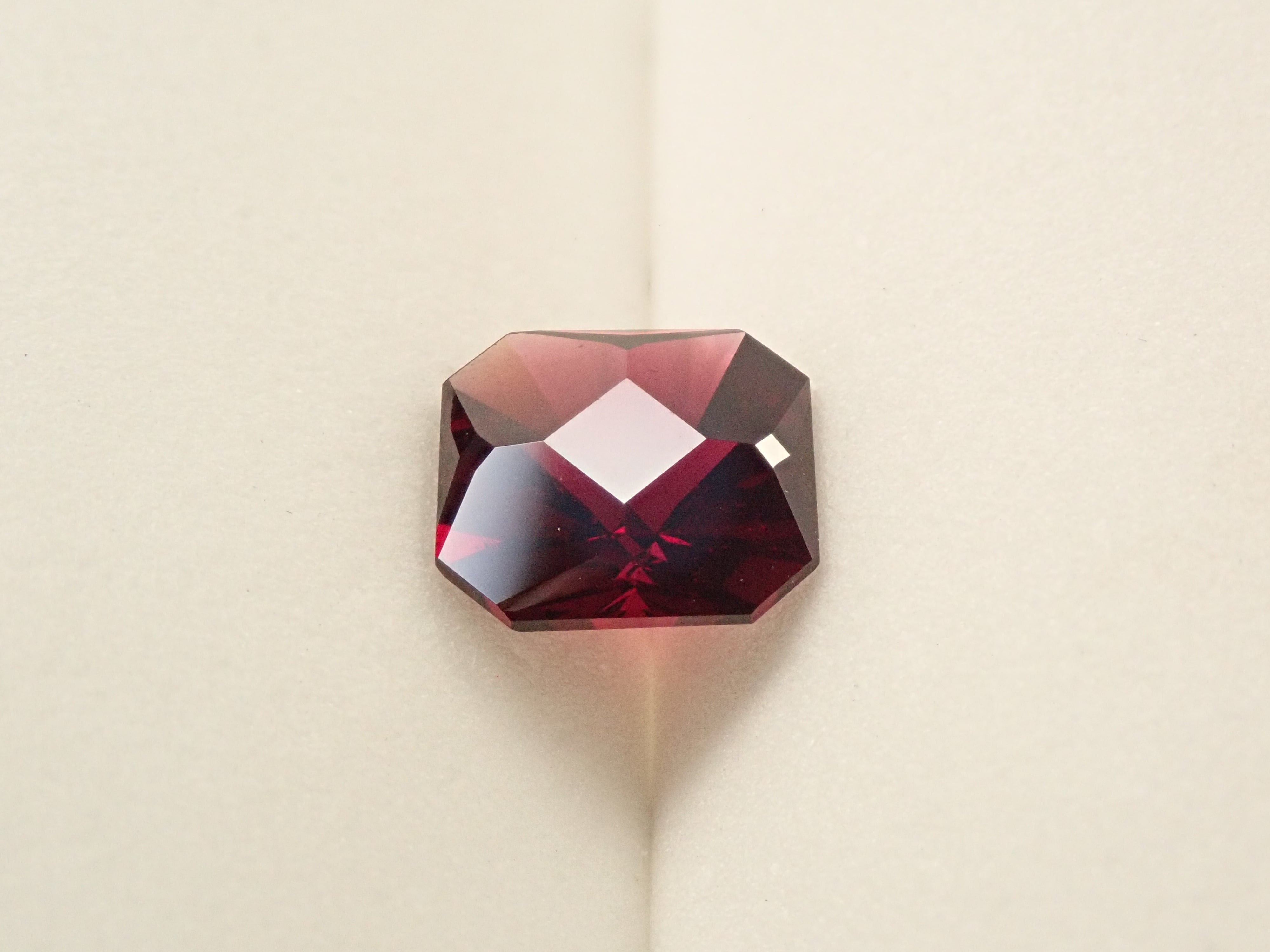 【12560306掲載】タンザニア産アルマンディンガーネット 3.227ctルース