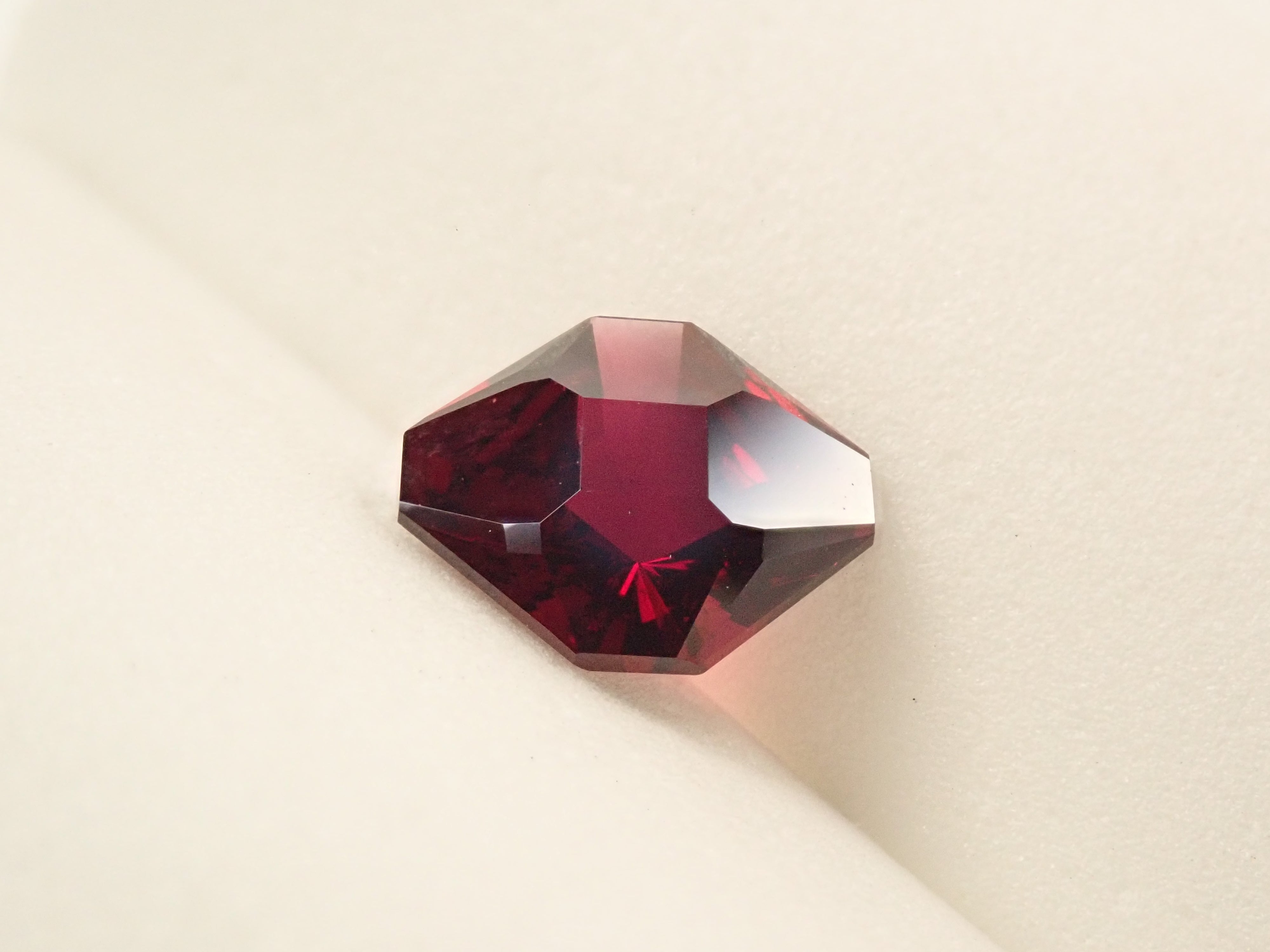 【12560306掲載】タンザニア産アルマンディンガーネット 3.227ctルース