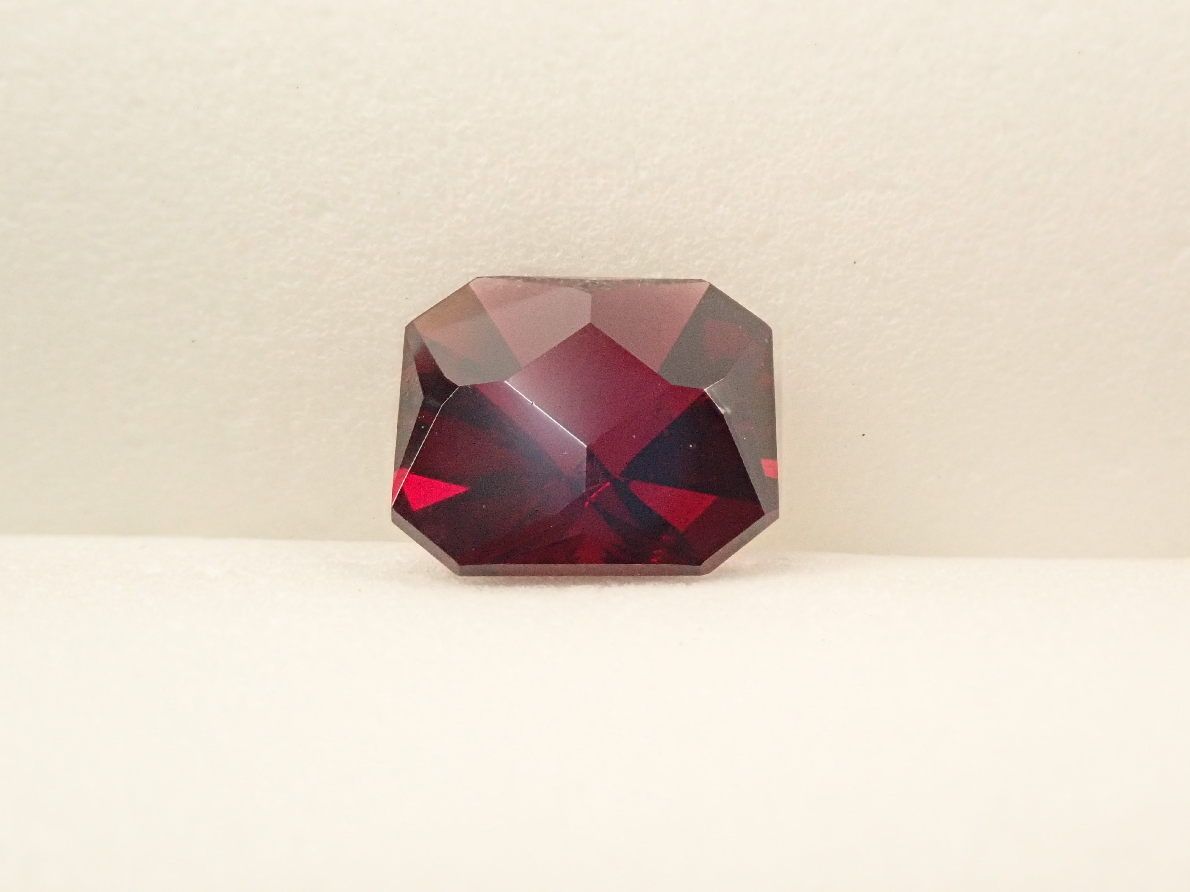 【12560306掲載】タンザニア産アルマンディンガーネット 3.227ctルース