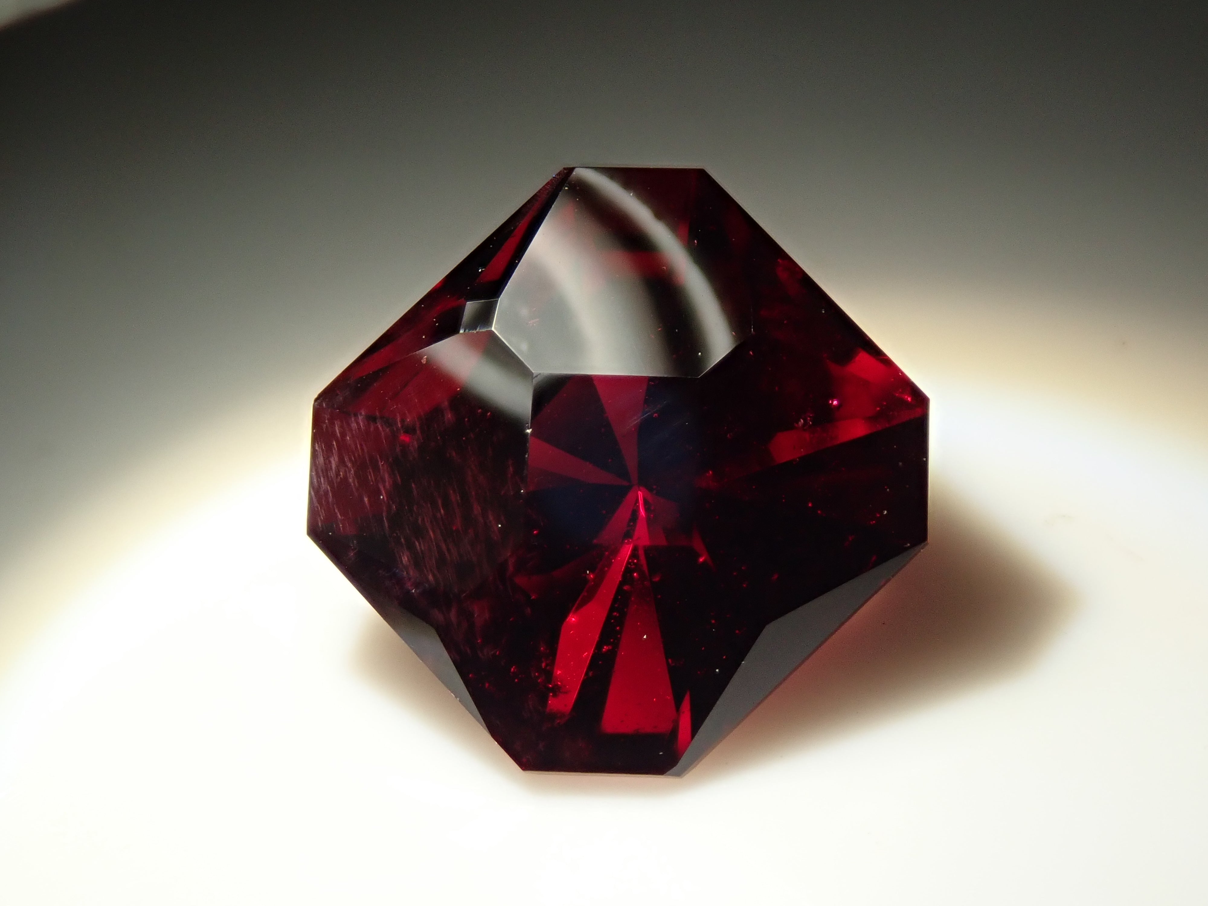 【12560306掲載】タンザニア産アルマンディンガーネット 3.227ctルース