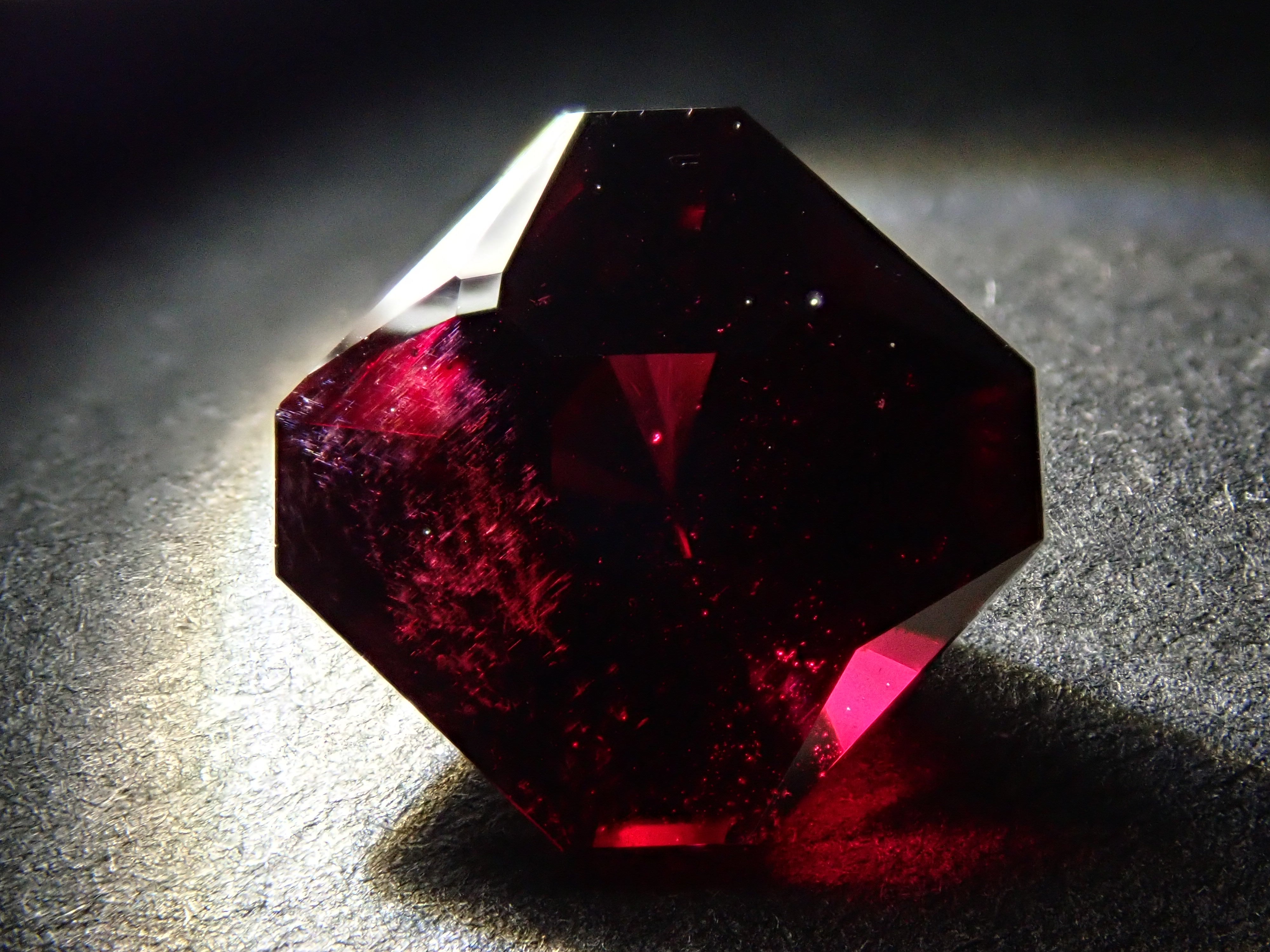 【12560306掲載】タンザニア産アルマンディンガーネット 3.227ctルース