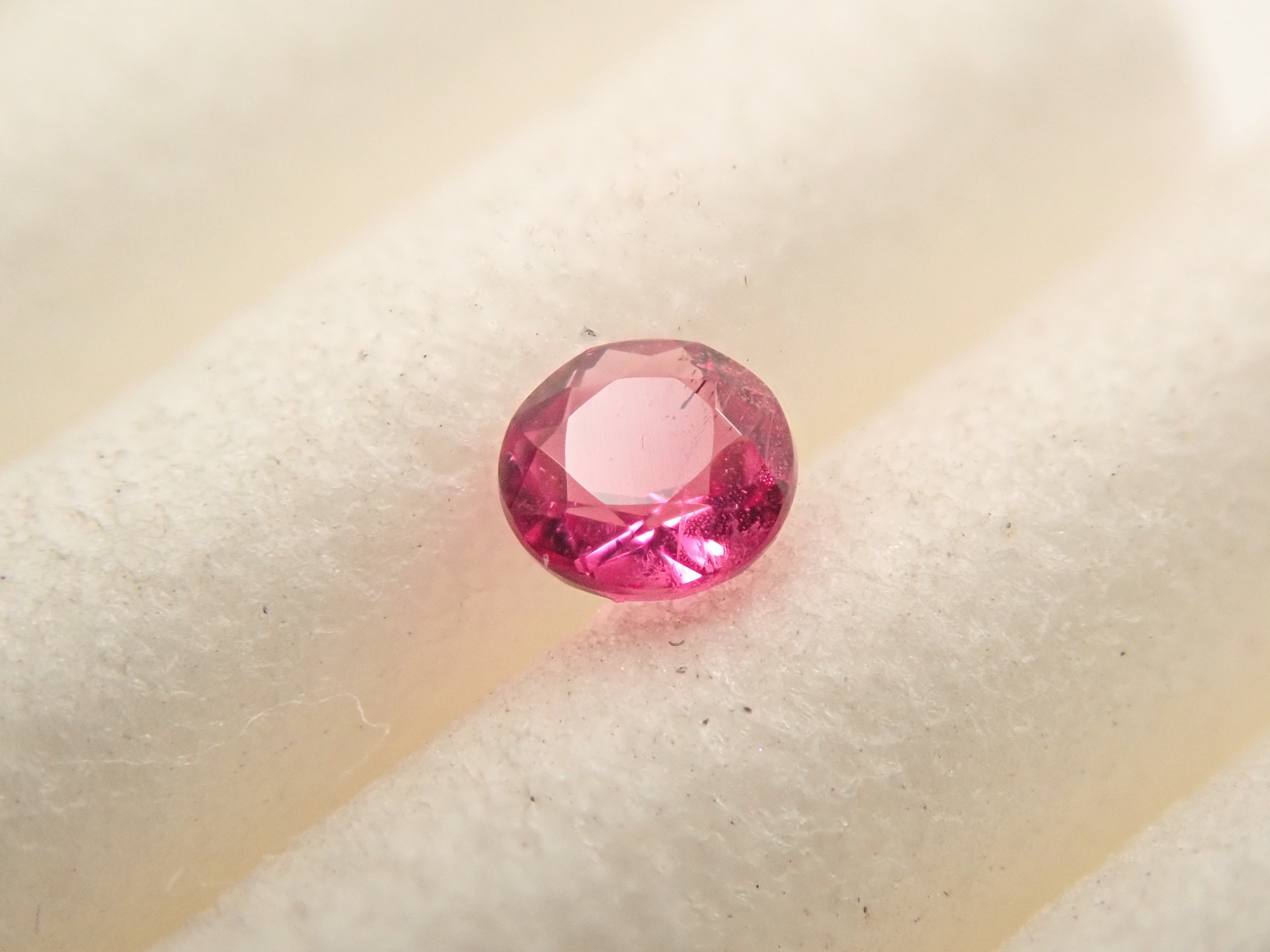 【12560390掲載】ノンオイルレッドベリル 0.050ctルース