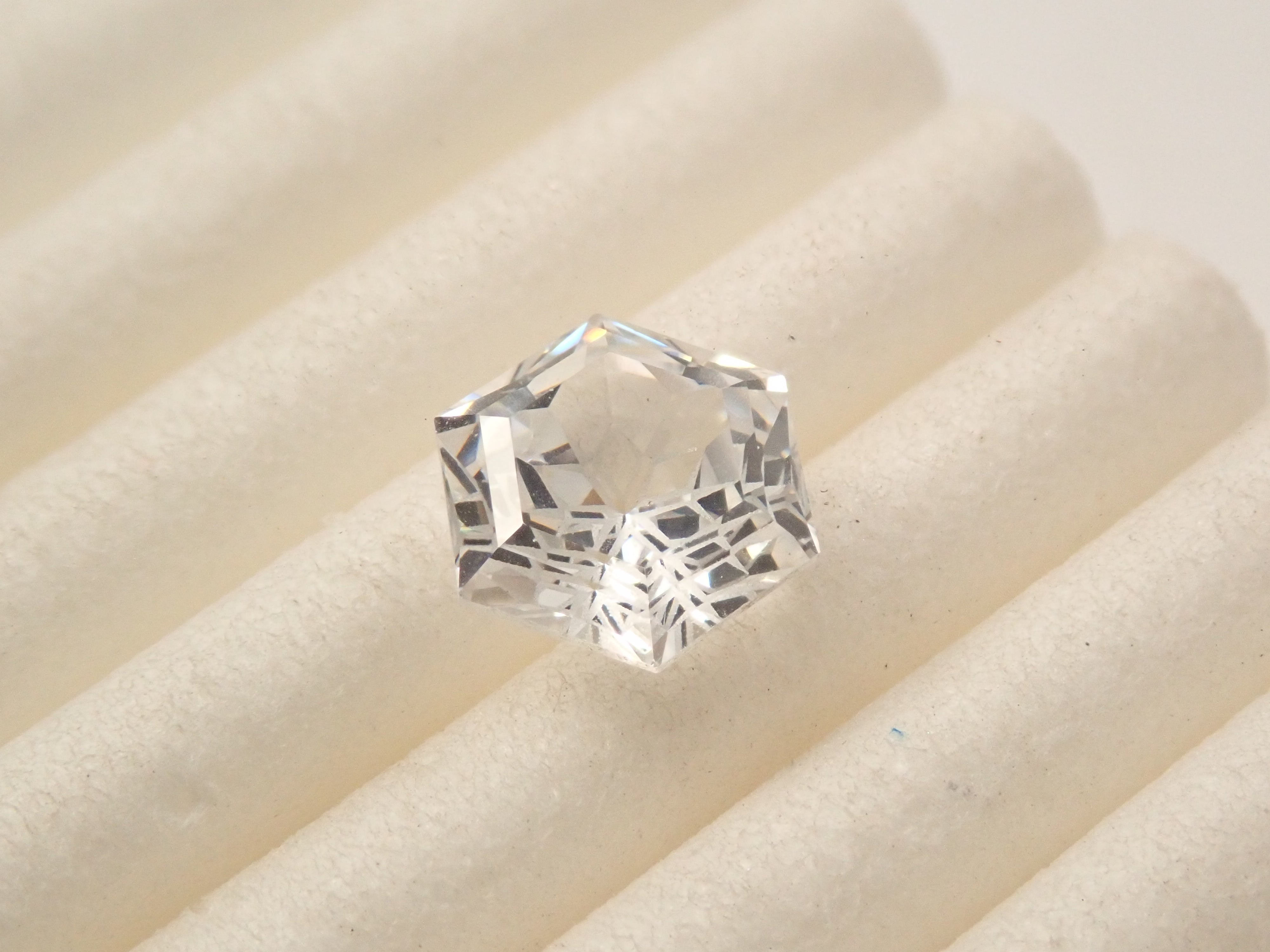 【ゆきんこカット】YAG(イットリウムアルミニウムガーネット) 1.391ctルース 鑑別書