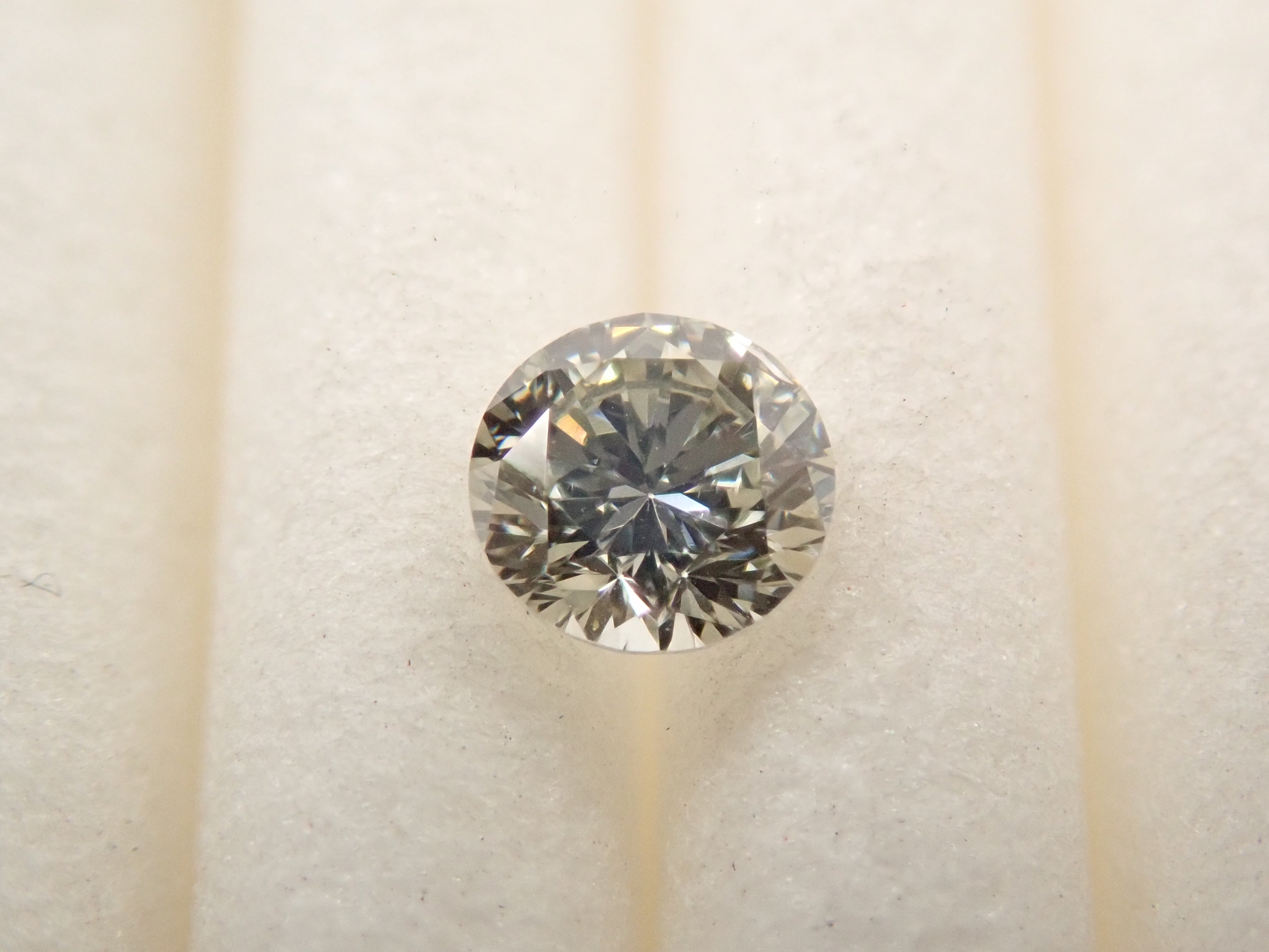 カメレオンダイヤモンド 0.140ctルース(VERY LIGHT GRAYISH YELLOW GREEN, SI2)