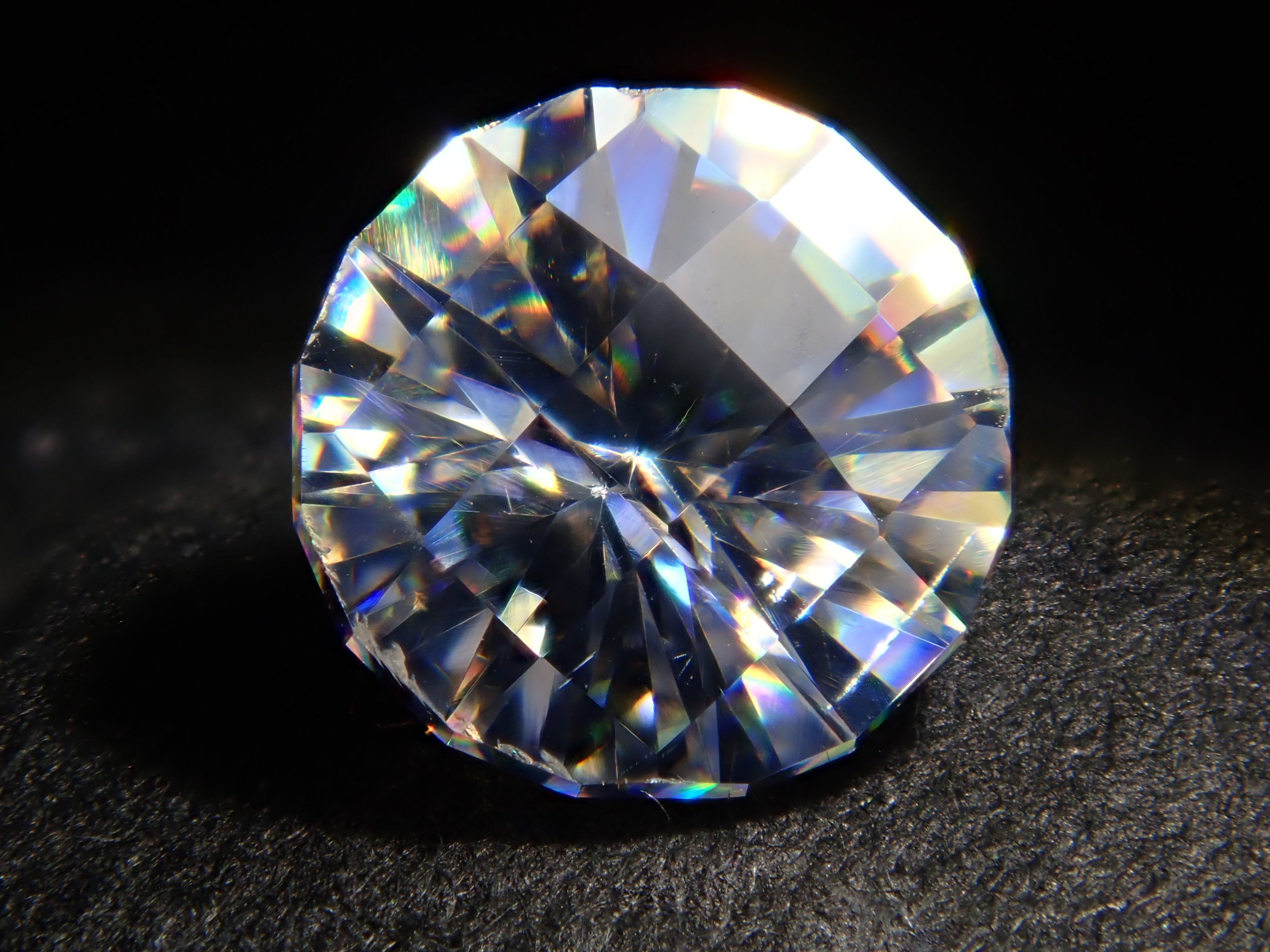 チタン酸ストロンチウム 0.688ctルース