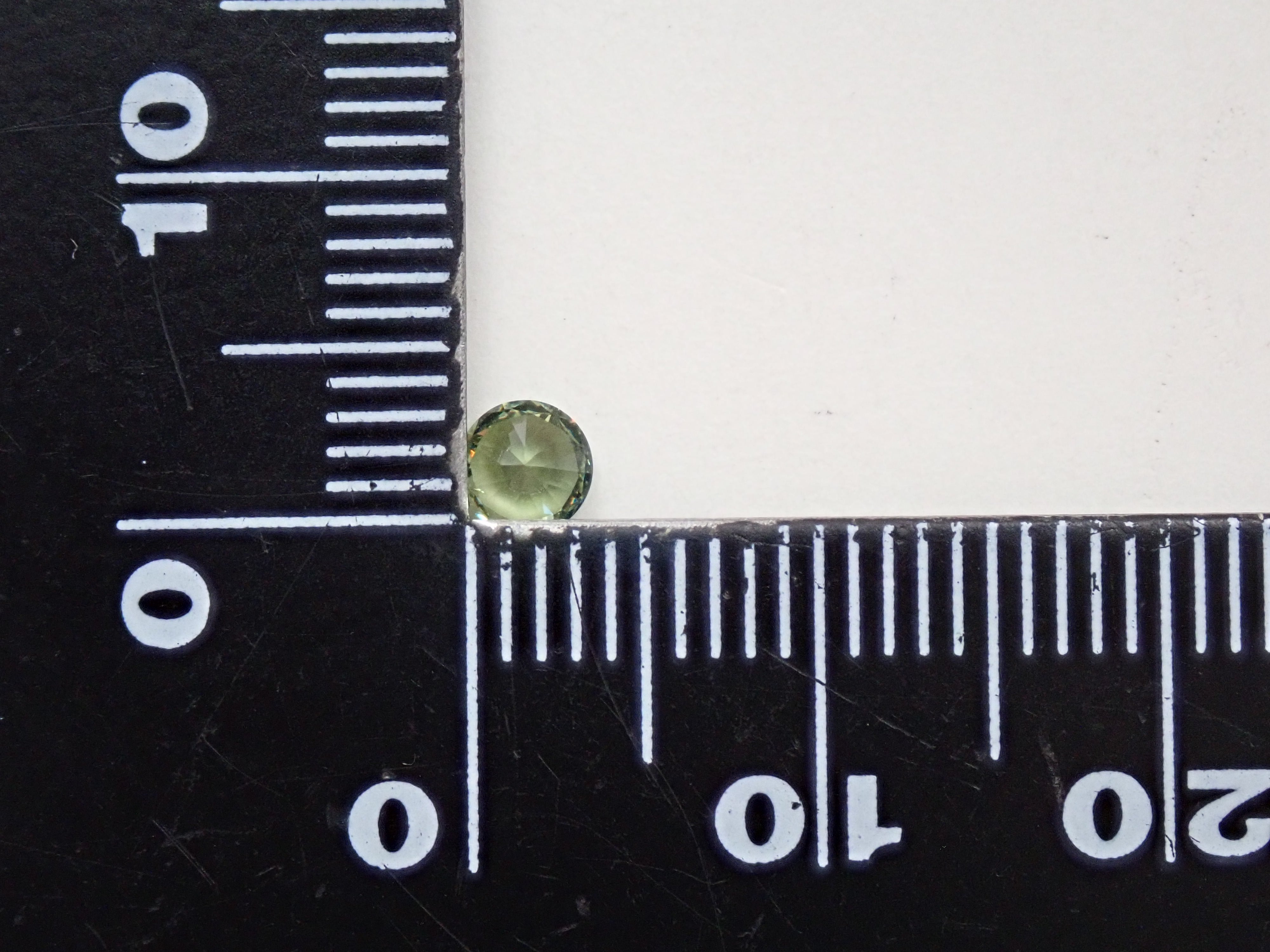マダガスカル産デマントイドガーネット 3.9mm/0.285ctルース