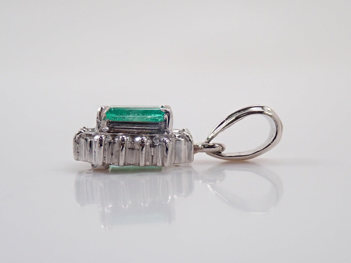 【9/18 22時販売】【カラフリ】Pt900 エメラルド 0.47ct ダイヤモンド0.13ctペンダントトップ(ネックレストップ)鑑別書