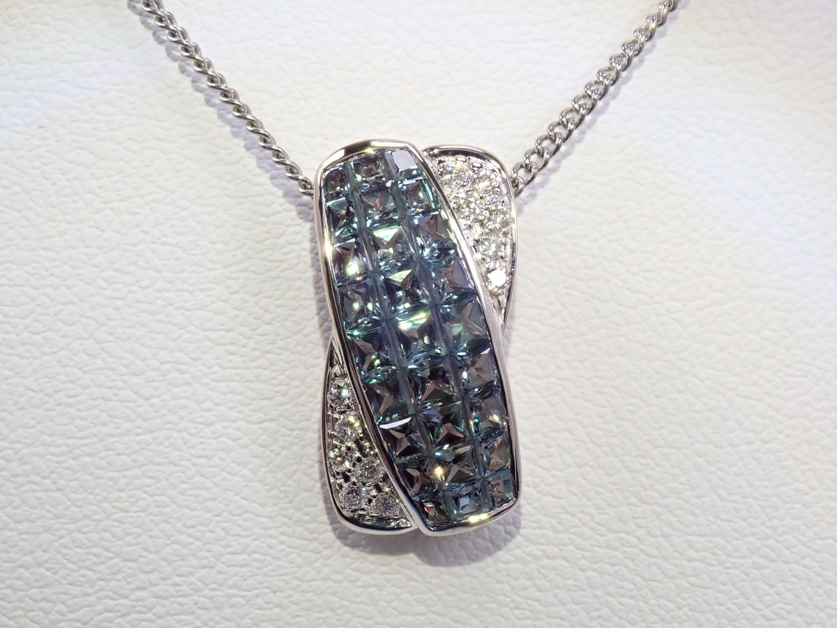 【9/28 22時販売】【カラフリ】K18WG クレサンベール 合成アレキサンドライト3ct プリンセスカット・ダイヤモンド0.12ct ペンダントトップ 鑑別書