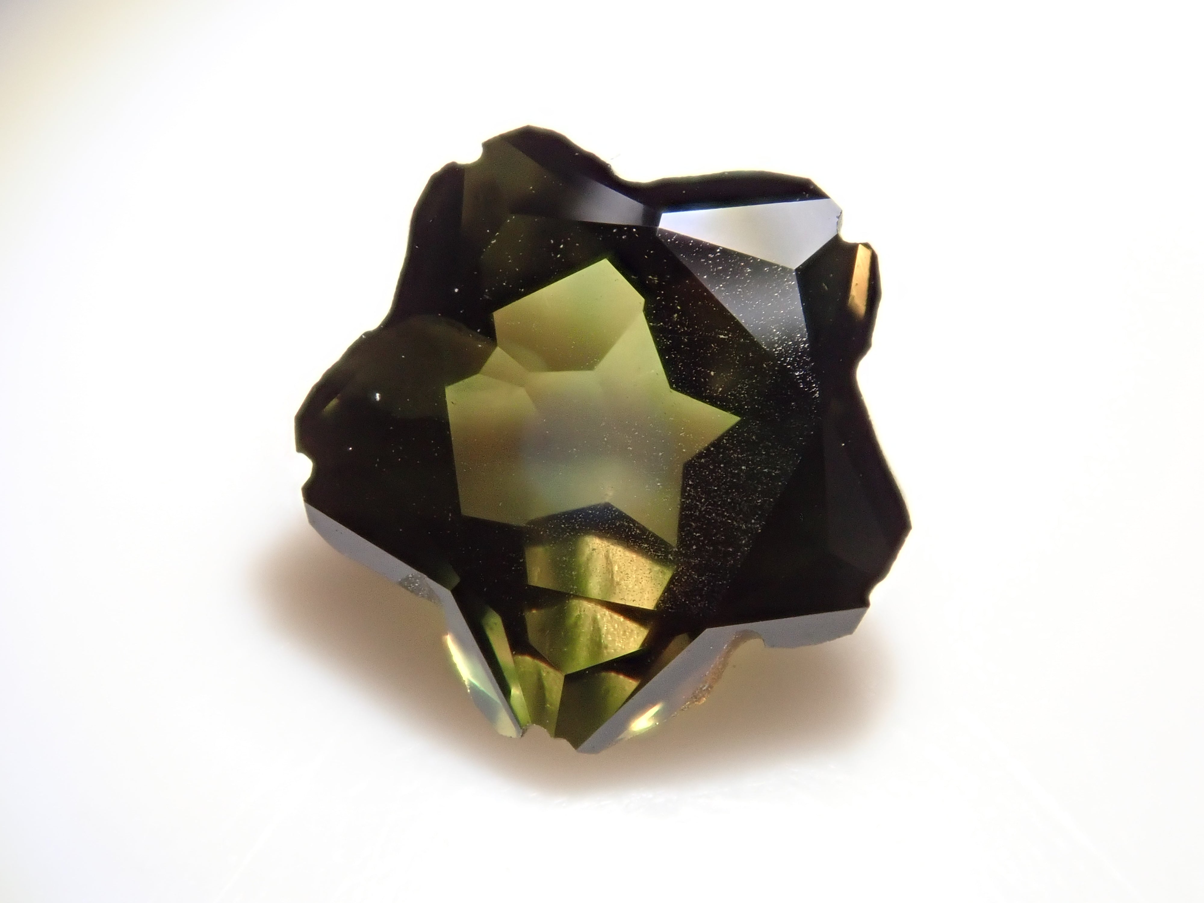 【さくらシェイプ】タンザニア産カラーチェンジサファイア 7.1mm/1.667ctルース