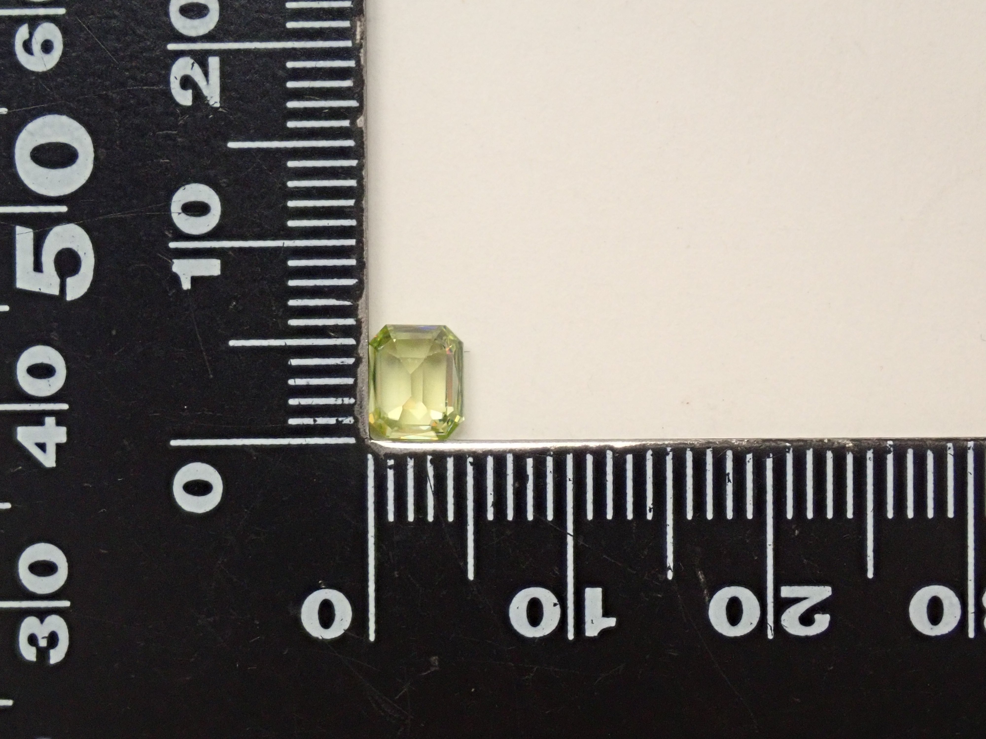 【12559367掲載】ジンバブエ産スフェーン 0.850ctルース