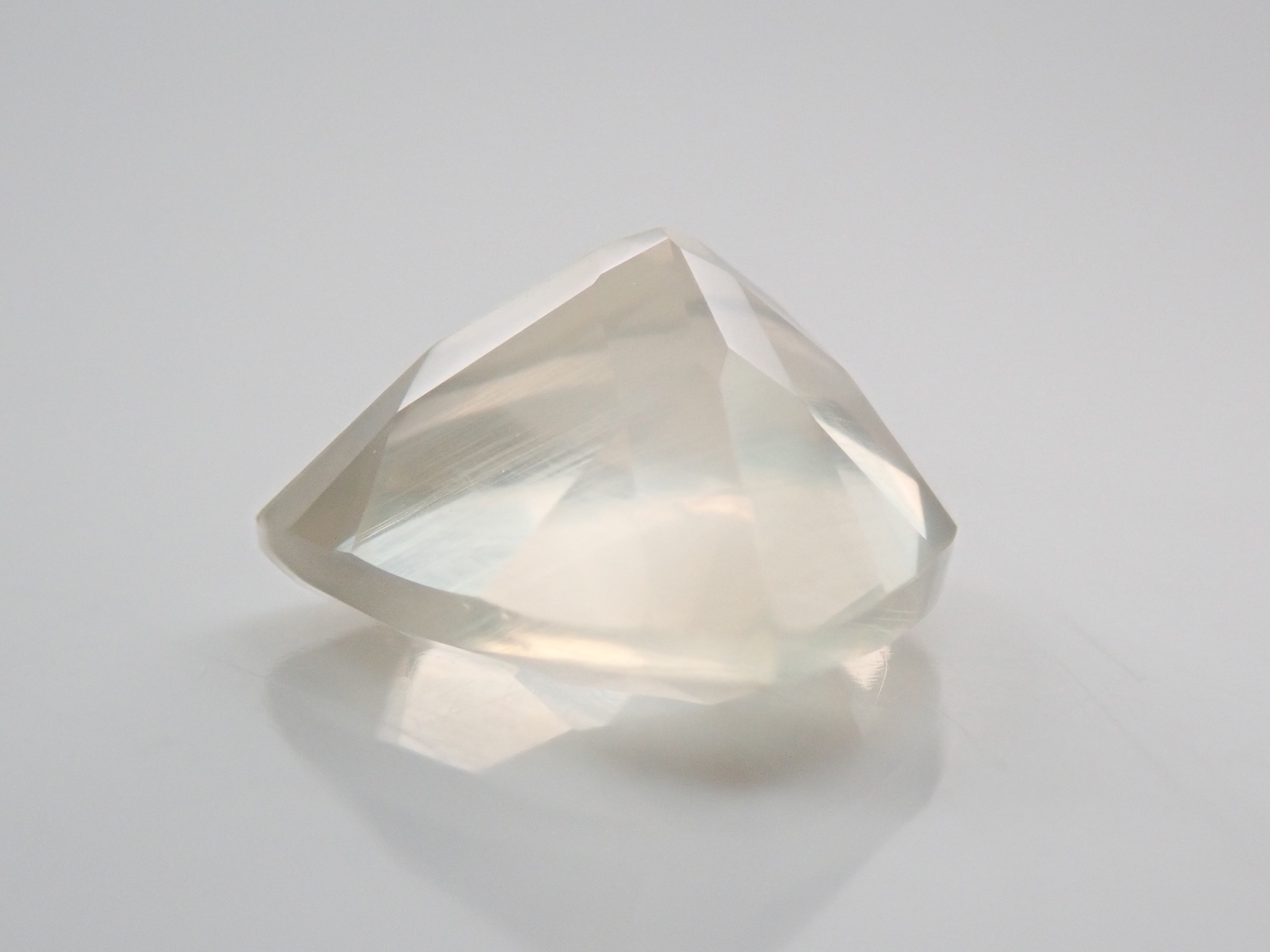 ラブラドライト(通称名:ラブラドライトムーンストーン) 1.598ctルース