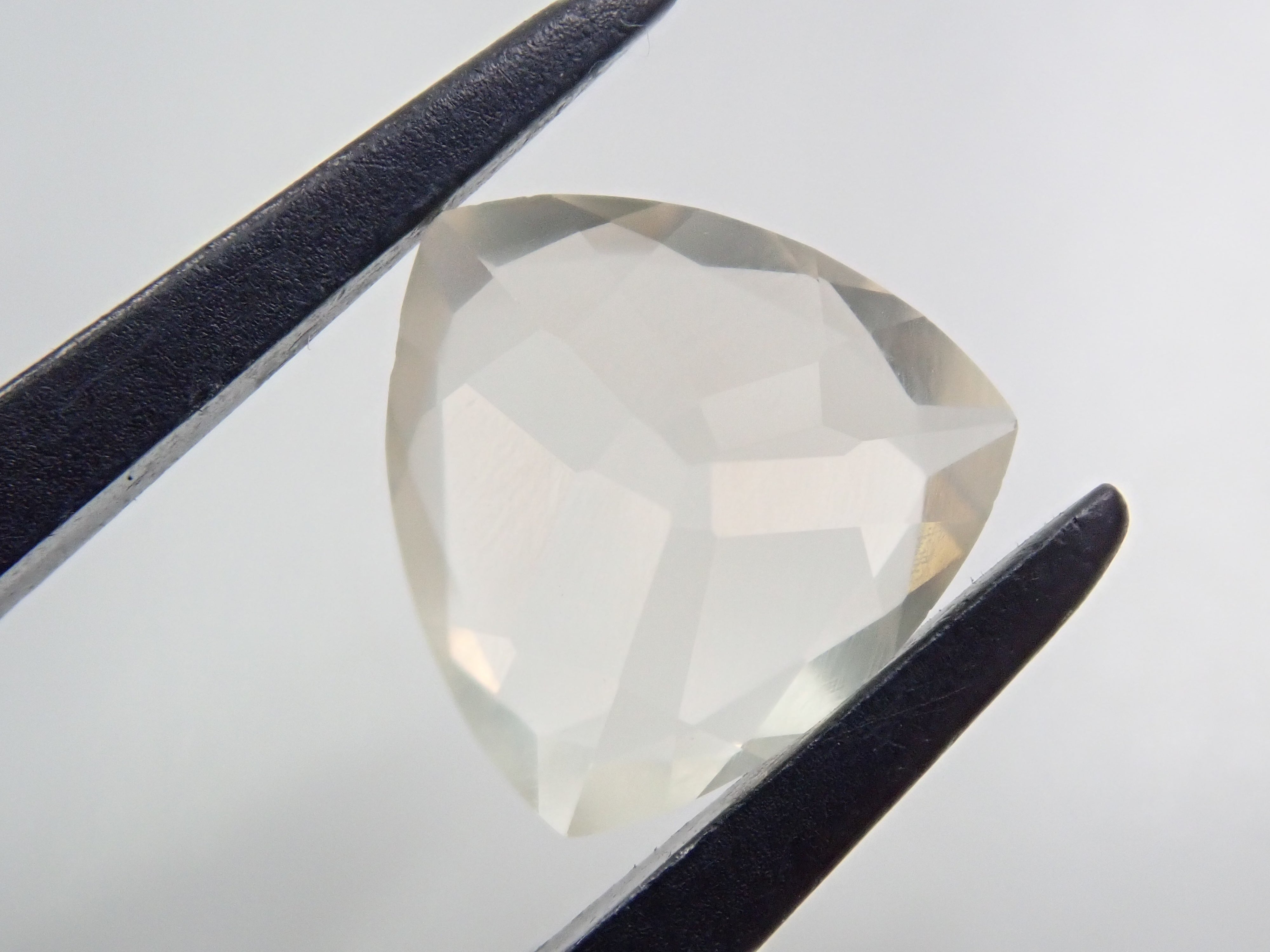 ラブラドライト(通称名:ラブラドライトムーンストーン) 1.598ctルース