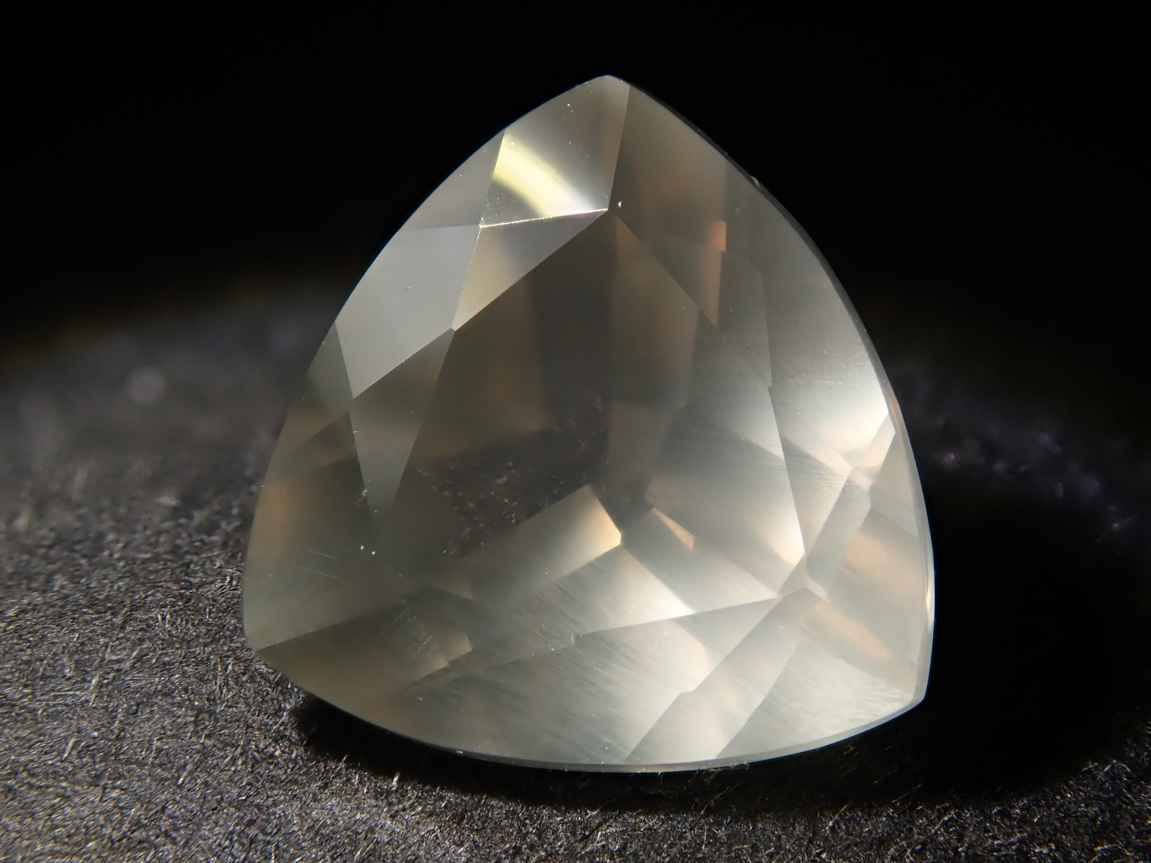 ラブラドライト(通称名:ラブラドライトムーンストーン) 1.598ctルース