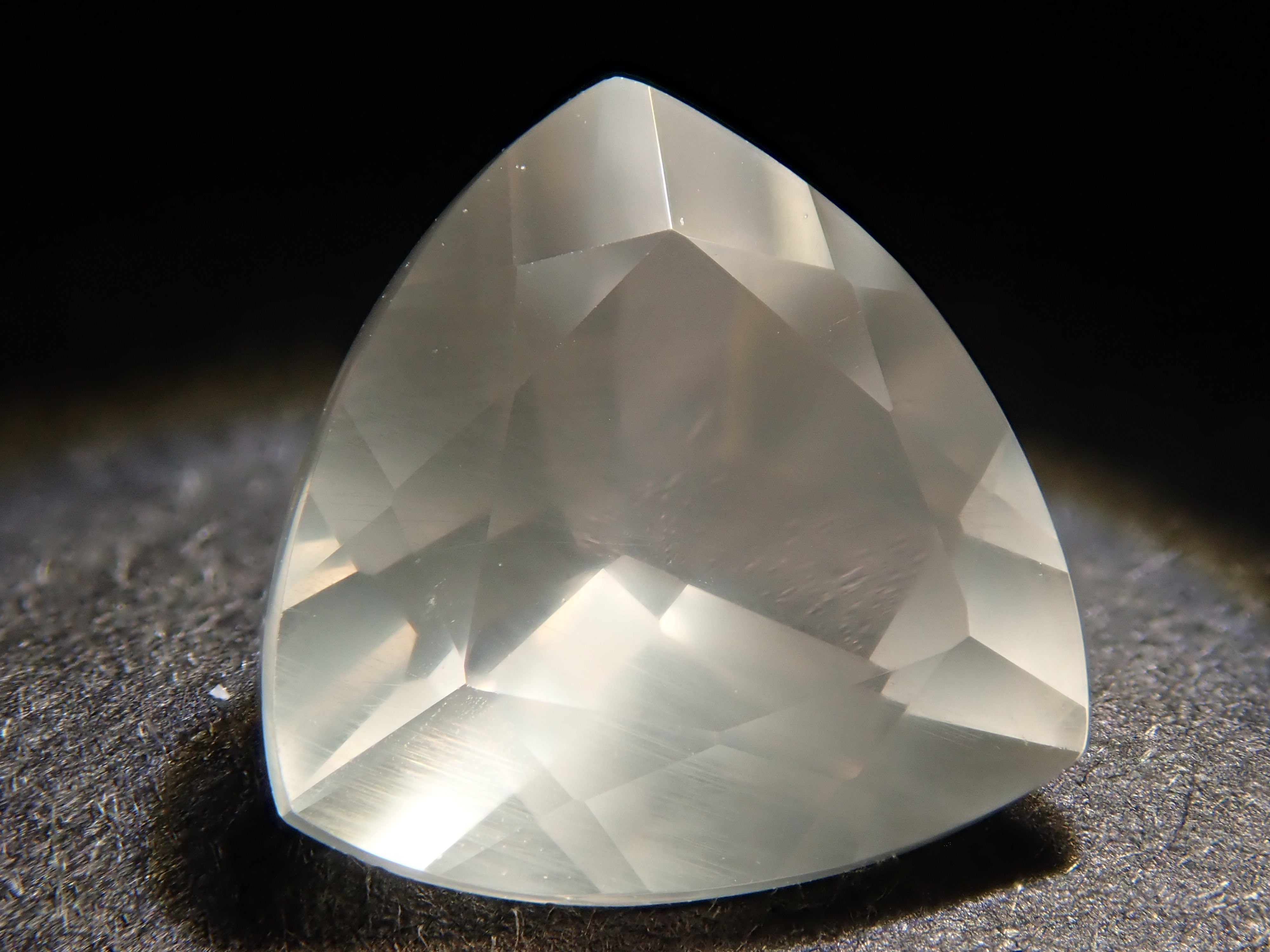 ラブラドライト(通称名:ラブラドライトムーンストーン) 1.598ctルース