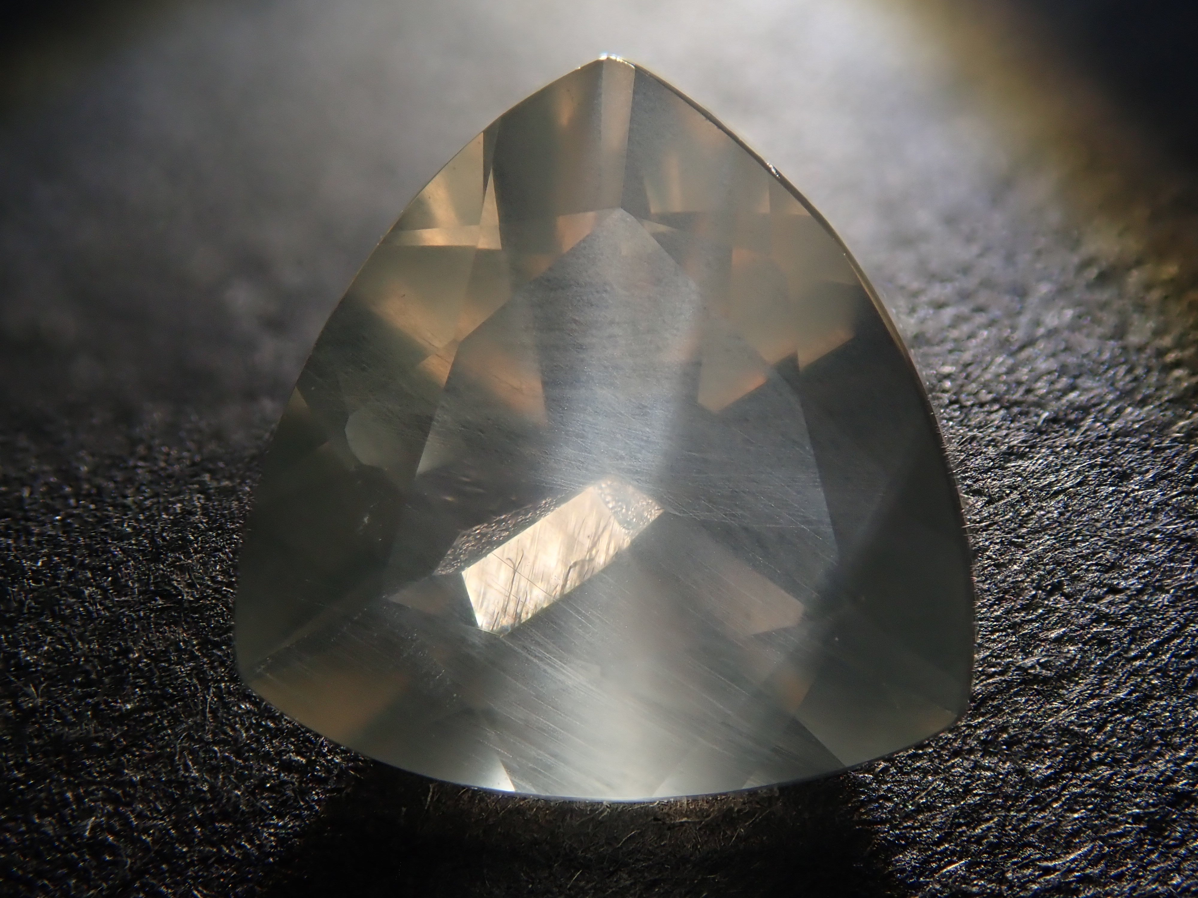 ラブラドライト(通称名:ラブラドライトムーンストーン) 1.598ctルース