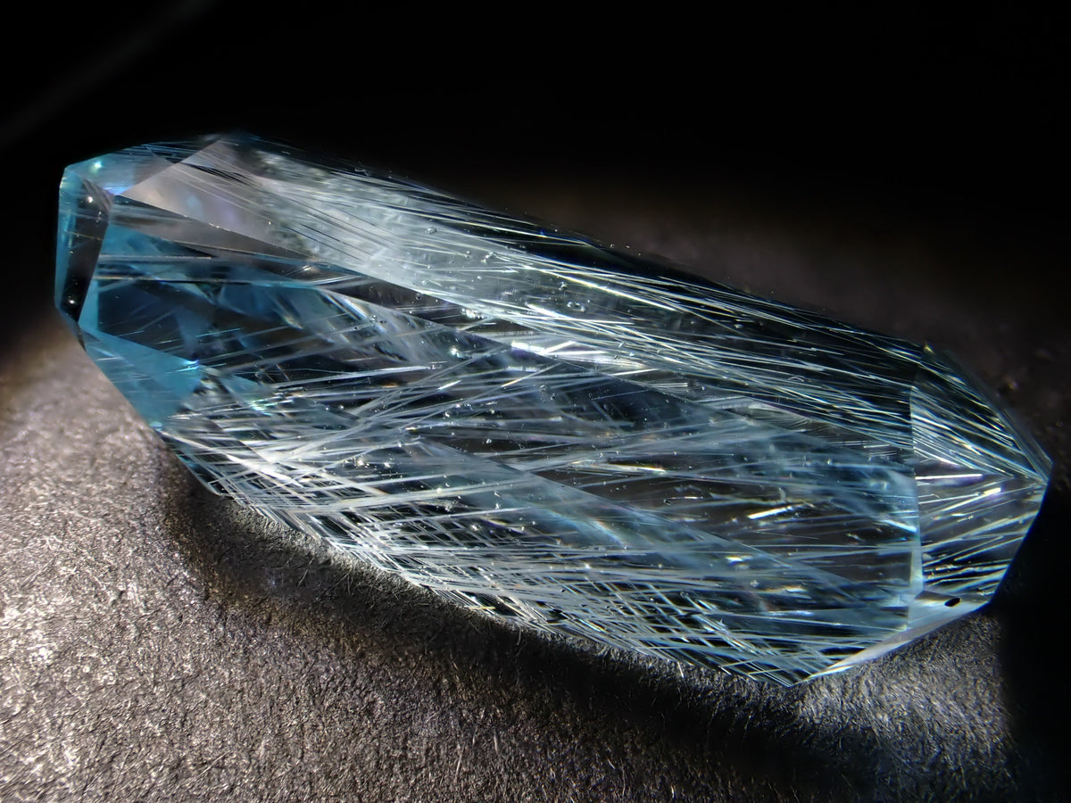 ブラジル産ライモナイトインブルートパーズ 8.117ctルース