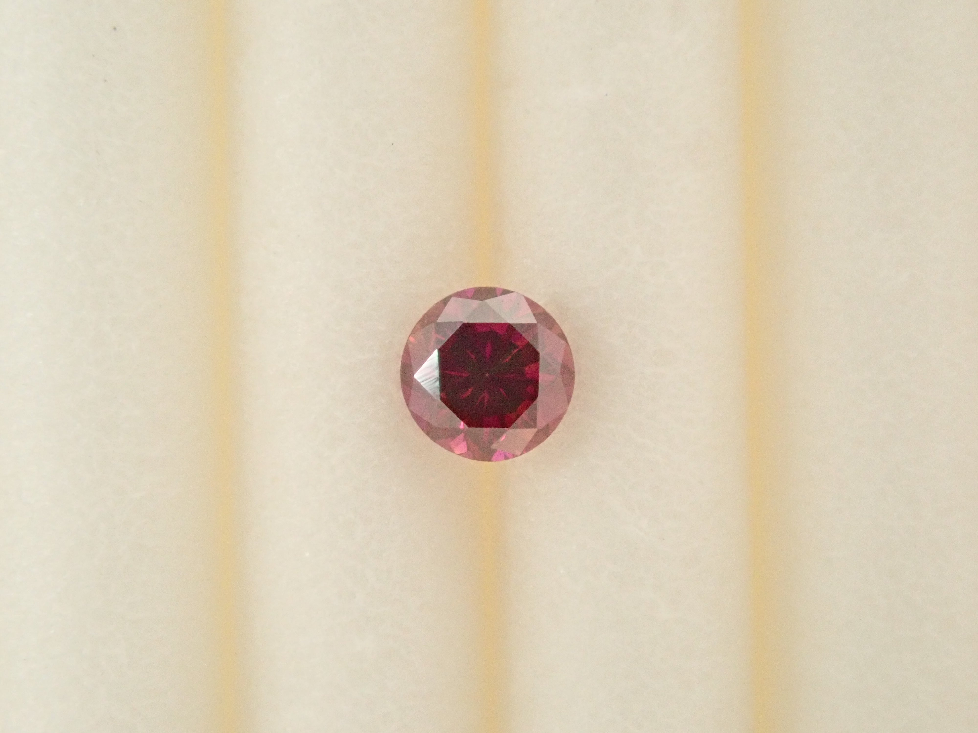 【10/11 22時販売】 パープルダイヤモンド(トリートメント) 2.6mm/0.088ctルース(バイカラー蛍光)