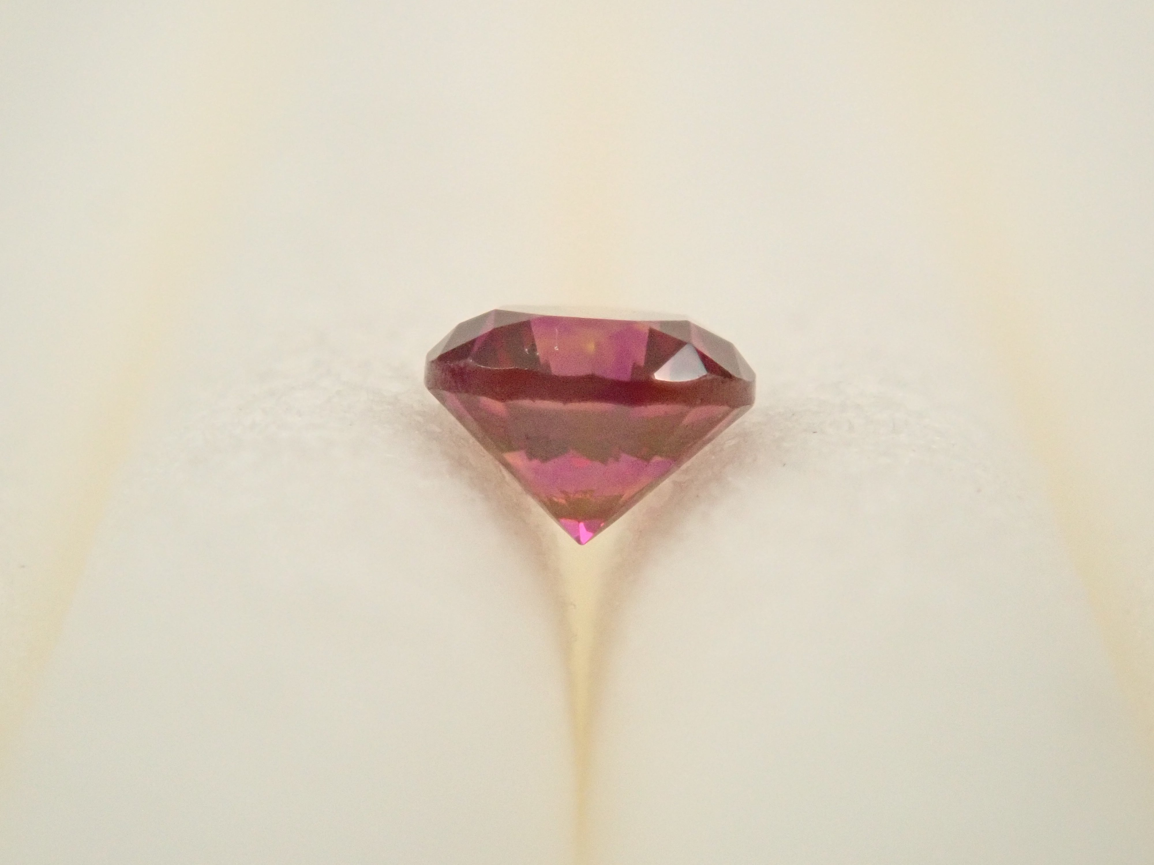 【10/11 22時販売】 パープルダイヤモンド(トリートメント) 2.6mm/0.088ctルース(バイカラー蛍光)