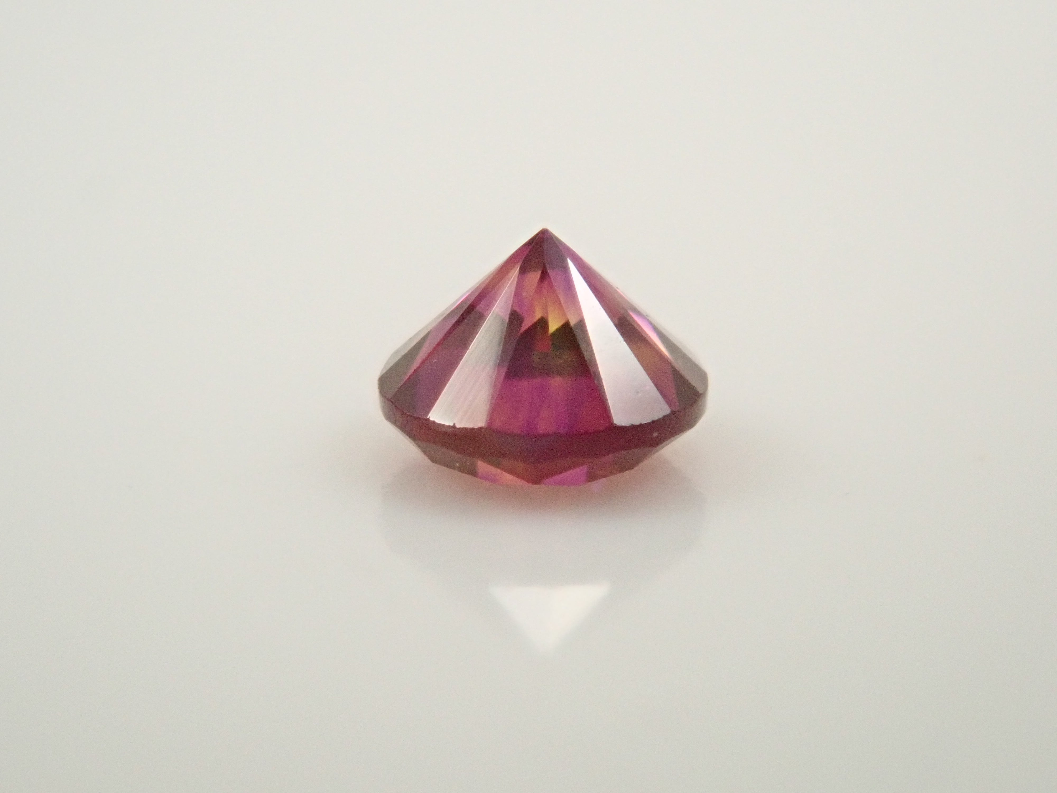 【10/11 22時販売】 パープルダイヤモンド(トリートメント) 2.6mm/0.088ctルース(バイカラー蛍光)