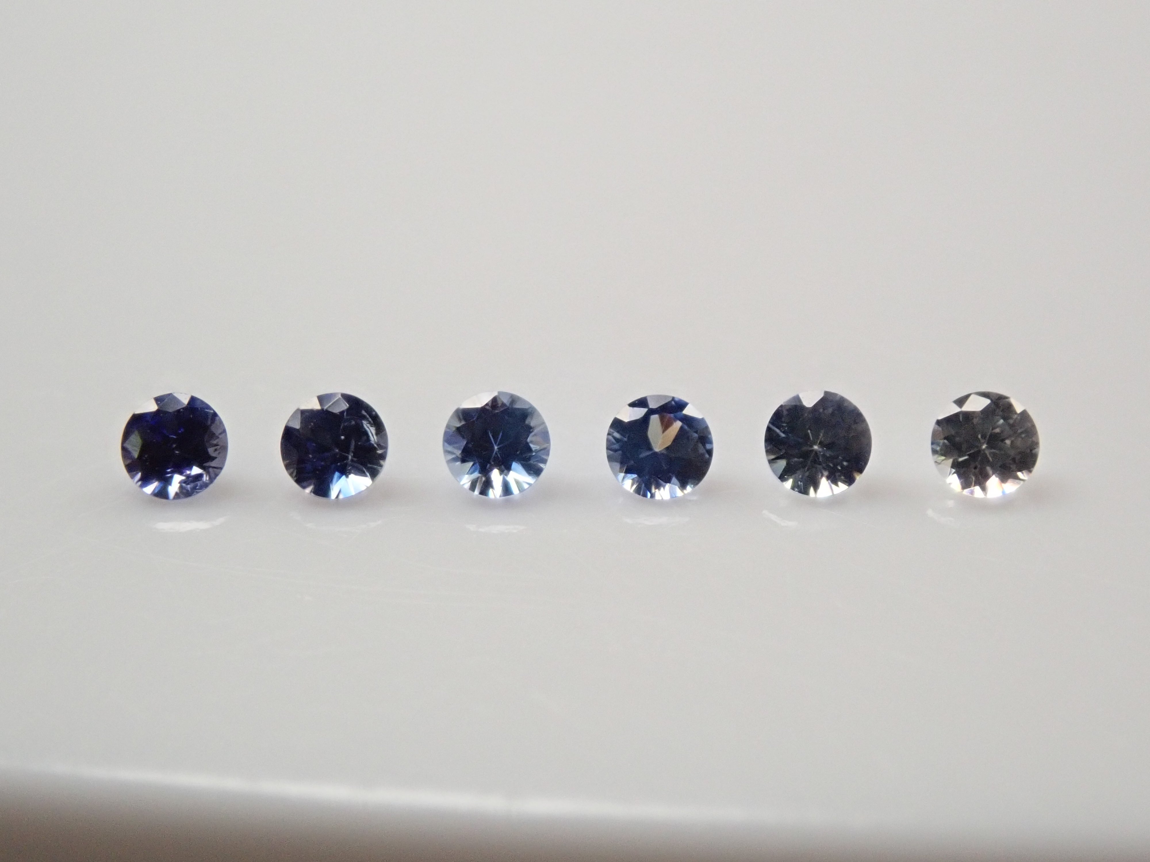 アメリカ産ベニトアイト 1.8mm/0.159ctルース(グラデーション)