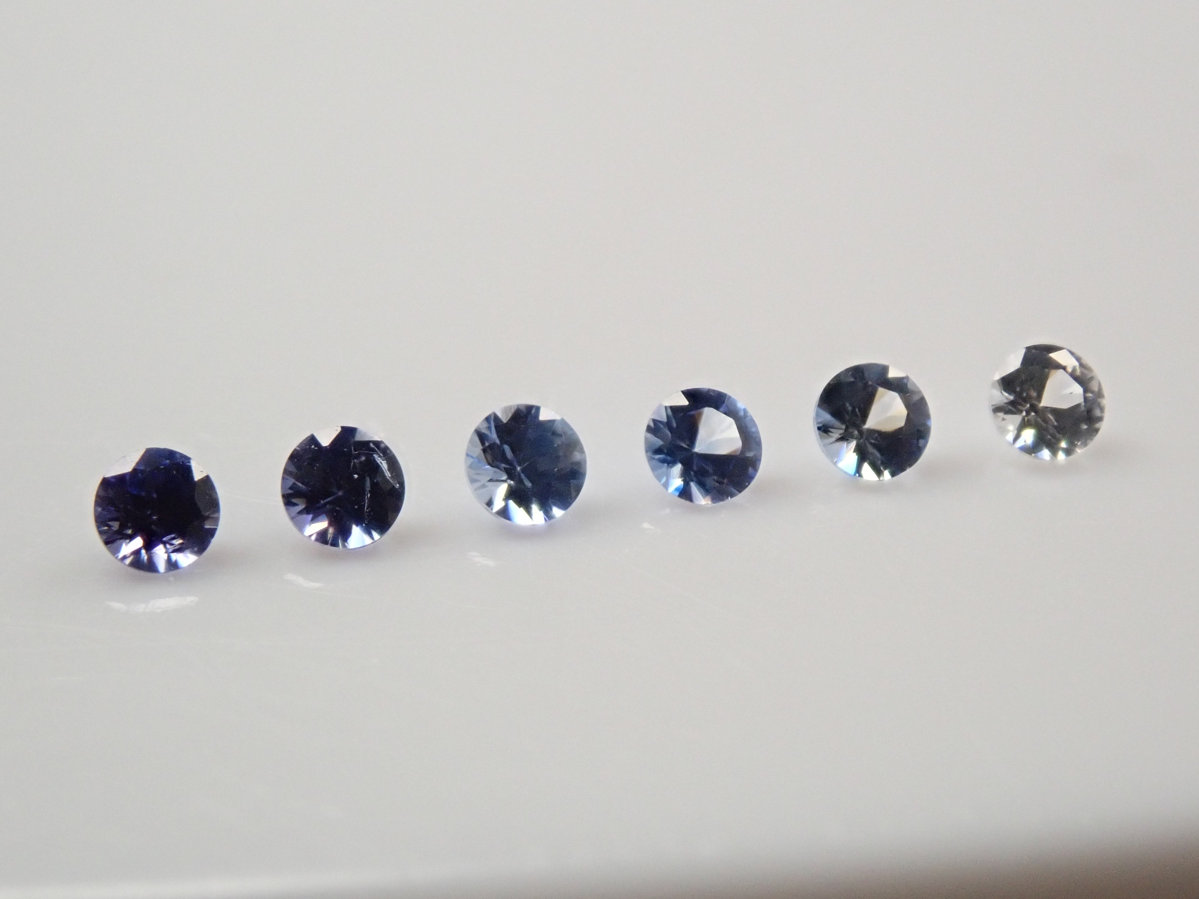 アメリカ産ベニトアイト 1.8mm/0.159ctルース(グラデーション)