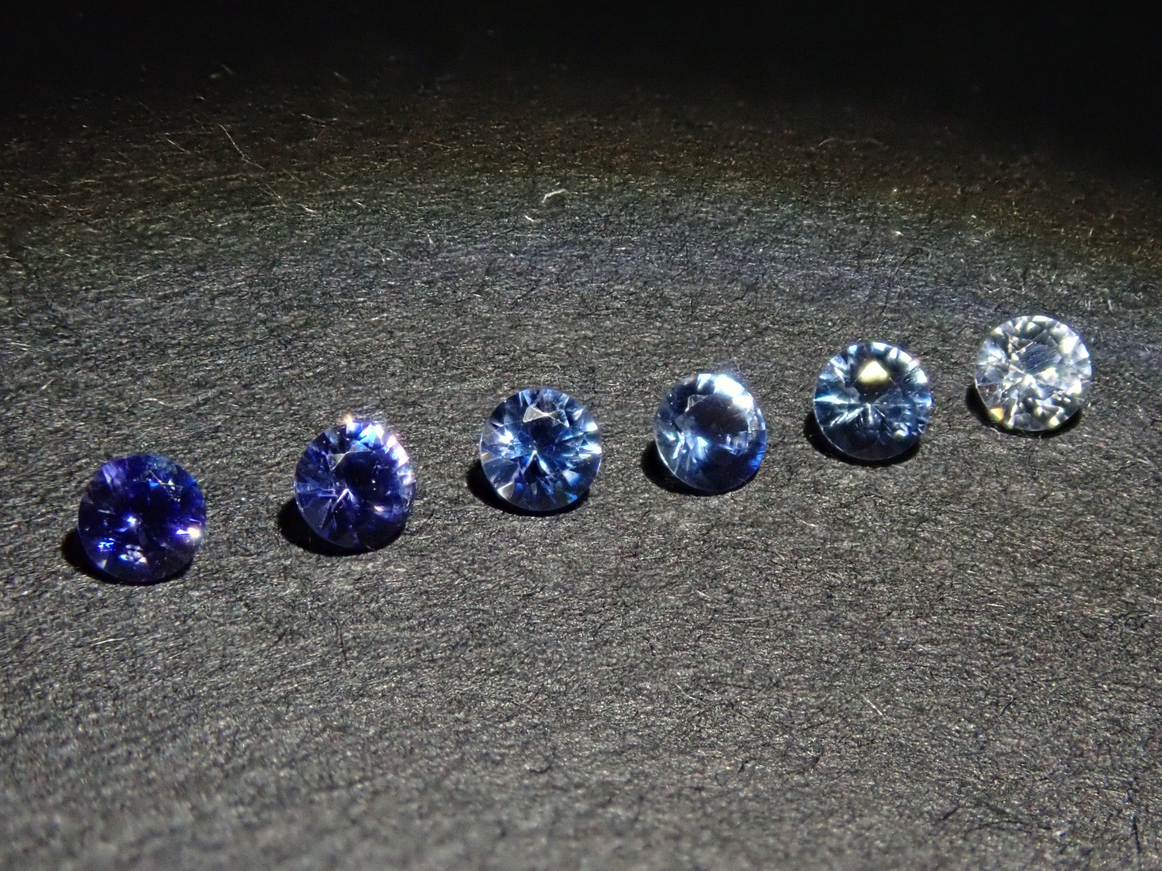 アメリカ産ベニトアイト 1.8mm/0.159ctルース(グラデーション)