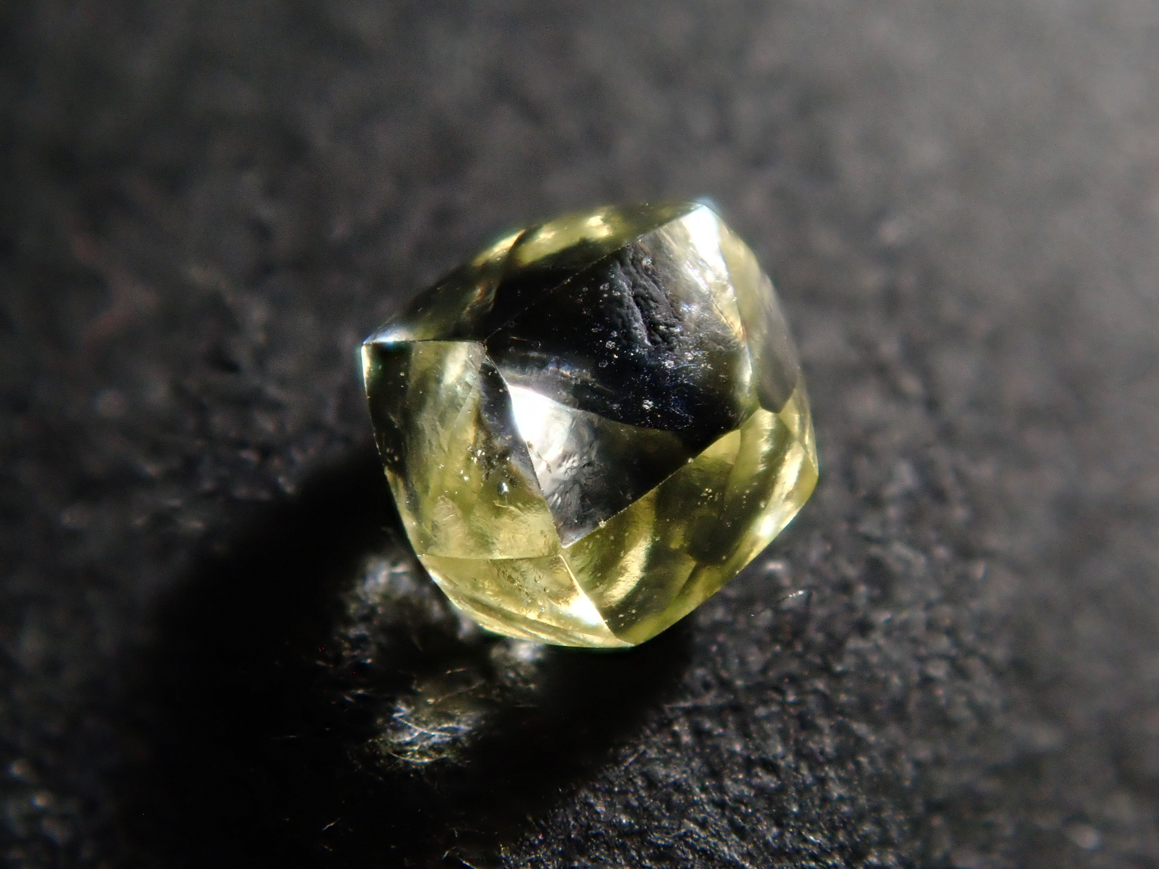 ダイヤモンド原石(メイカブル) 0.247ct原石