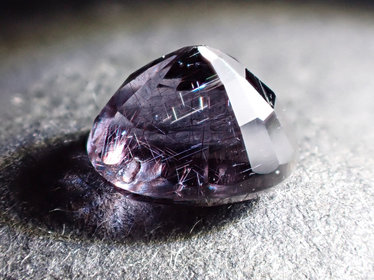 【12564627掲載】マダガスカル産ベキリーブルーガーネット(カラーチェンジガーネット) 0.620ctルース