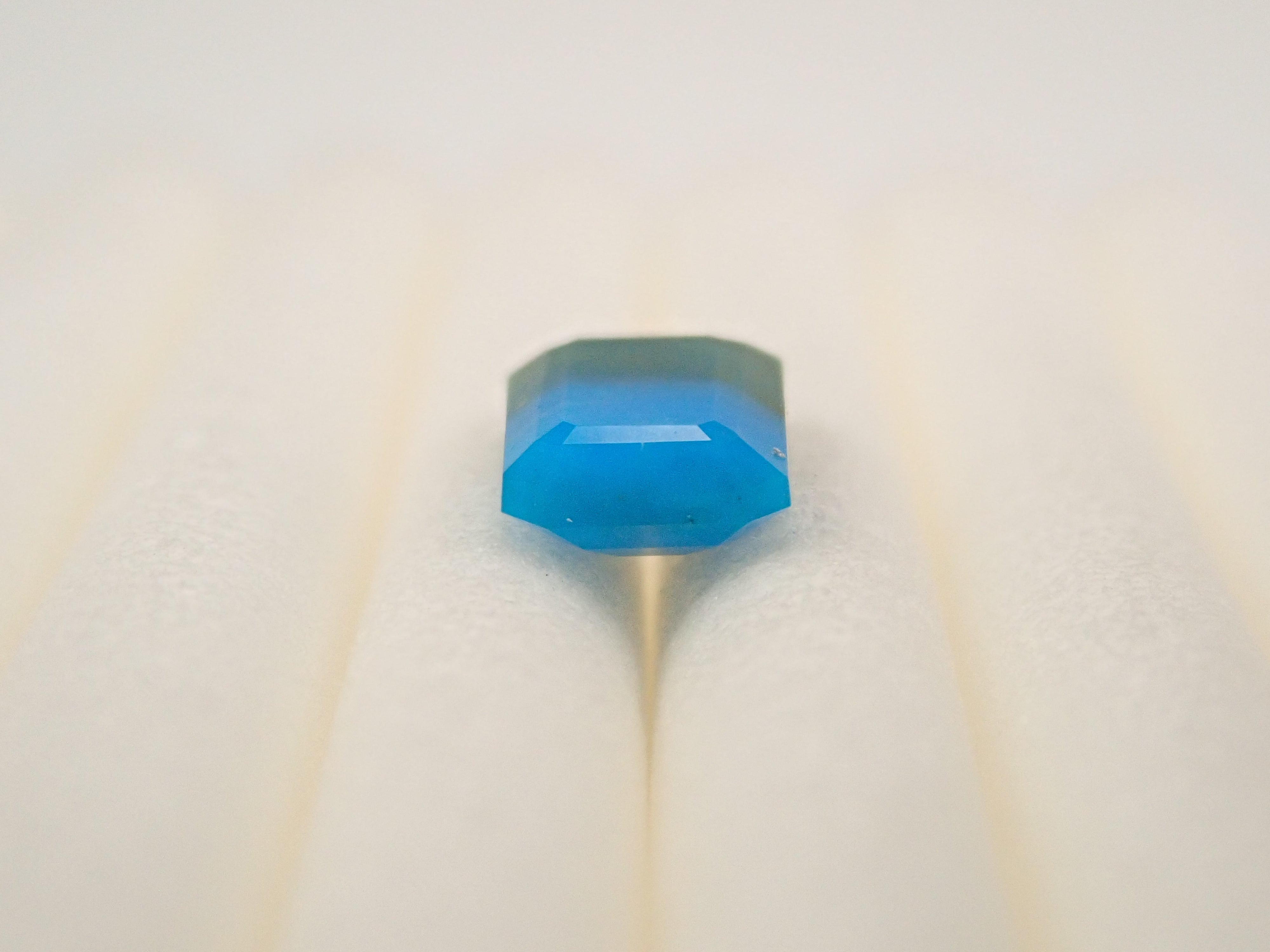 【抽選販売:10/31(金)10時am〆】ペルー産バイカラーブルーオパール 0.367ctルース