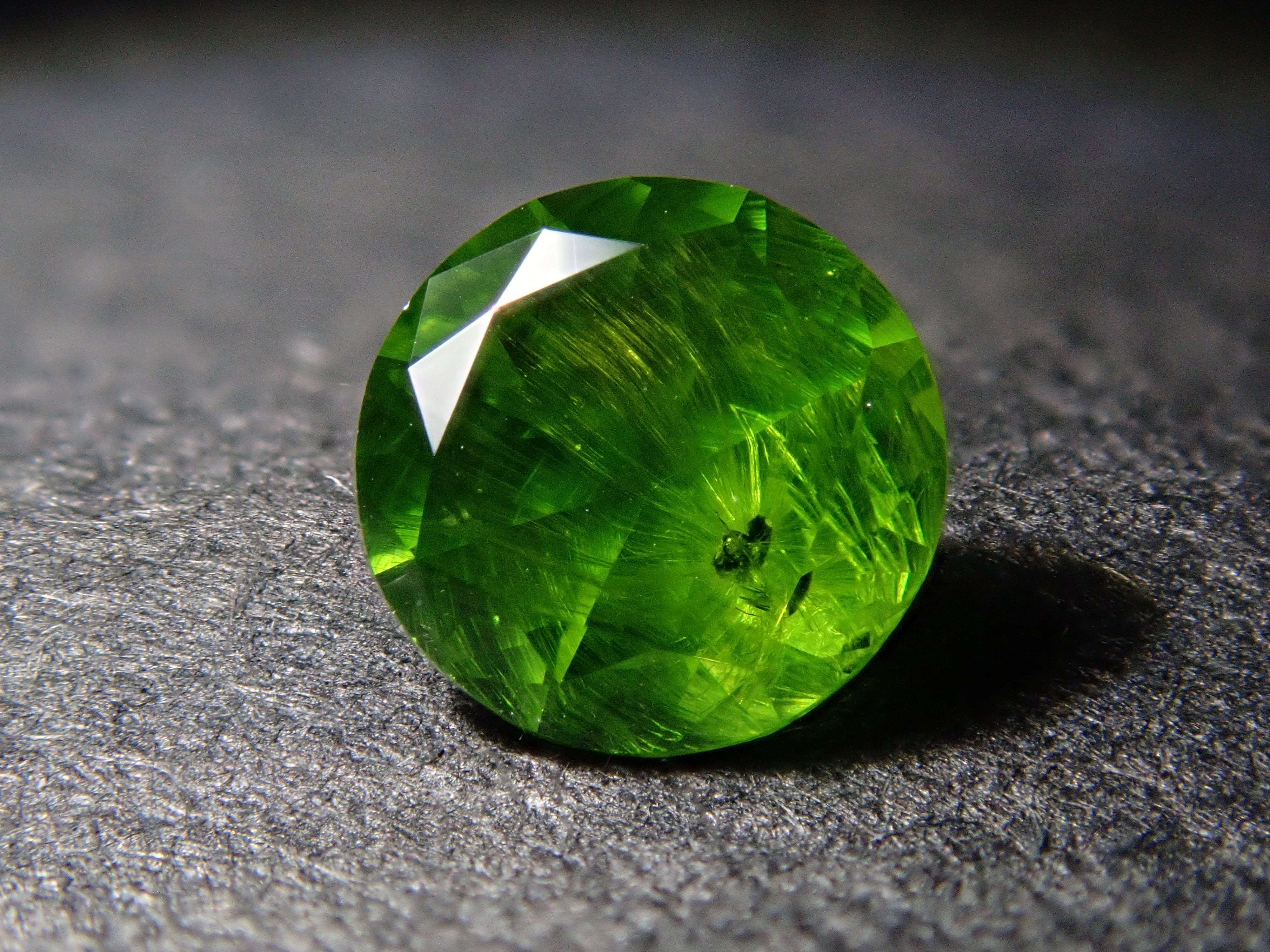 【12/17 22時販売】ロシア産デマントイドガーネット(ホーステール認む) 4.2mm/0.325ctルース