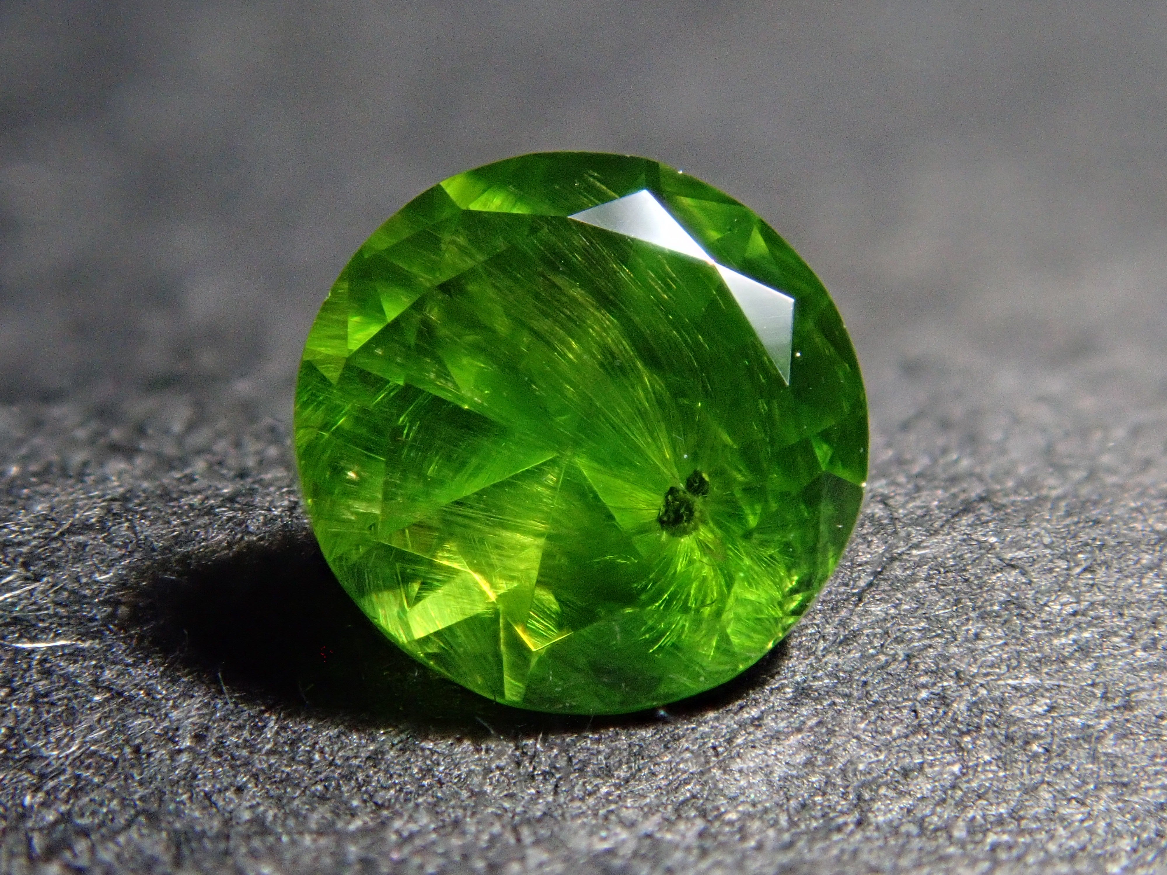 【12/17 22時販売】ロシア産デマントイドガーネット(ホーステール認む) 4.2mm/0.325ctルース