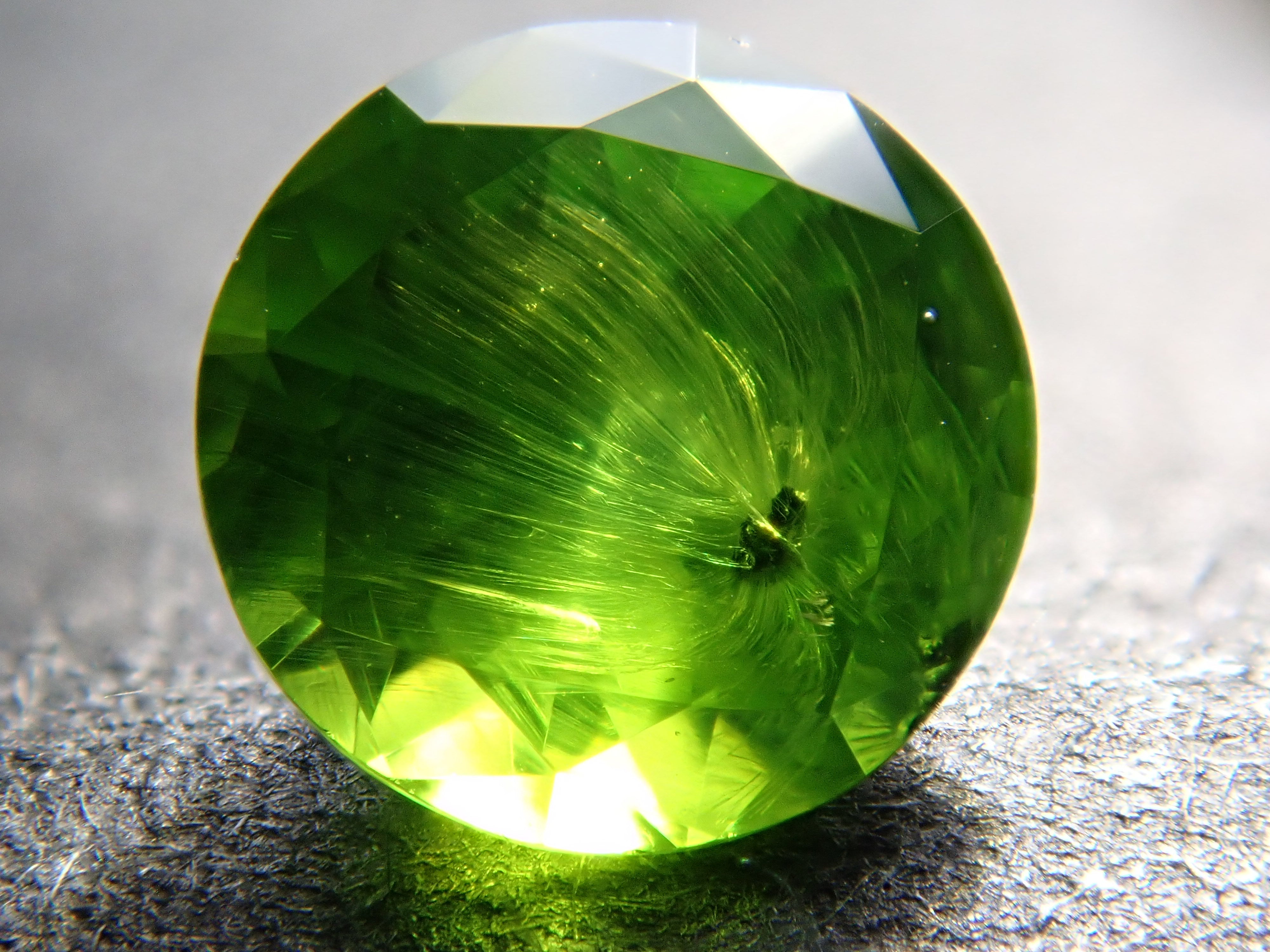 【12/17 22時販売】ロシア産デマントイドガーネット(ホーステール認む) 4.2mm/0.325ctルース