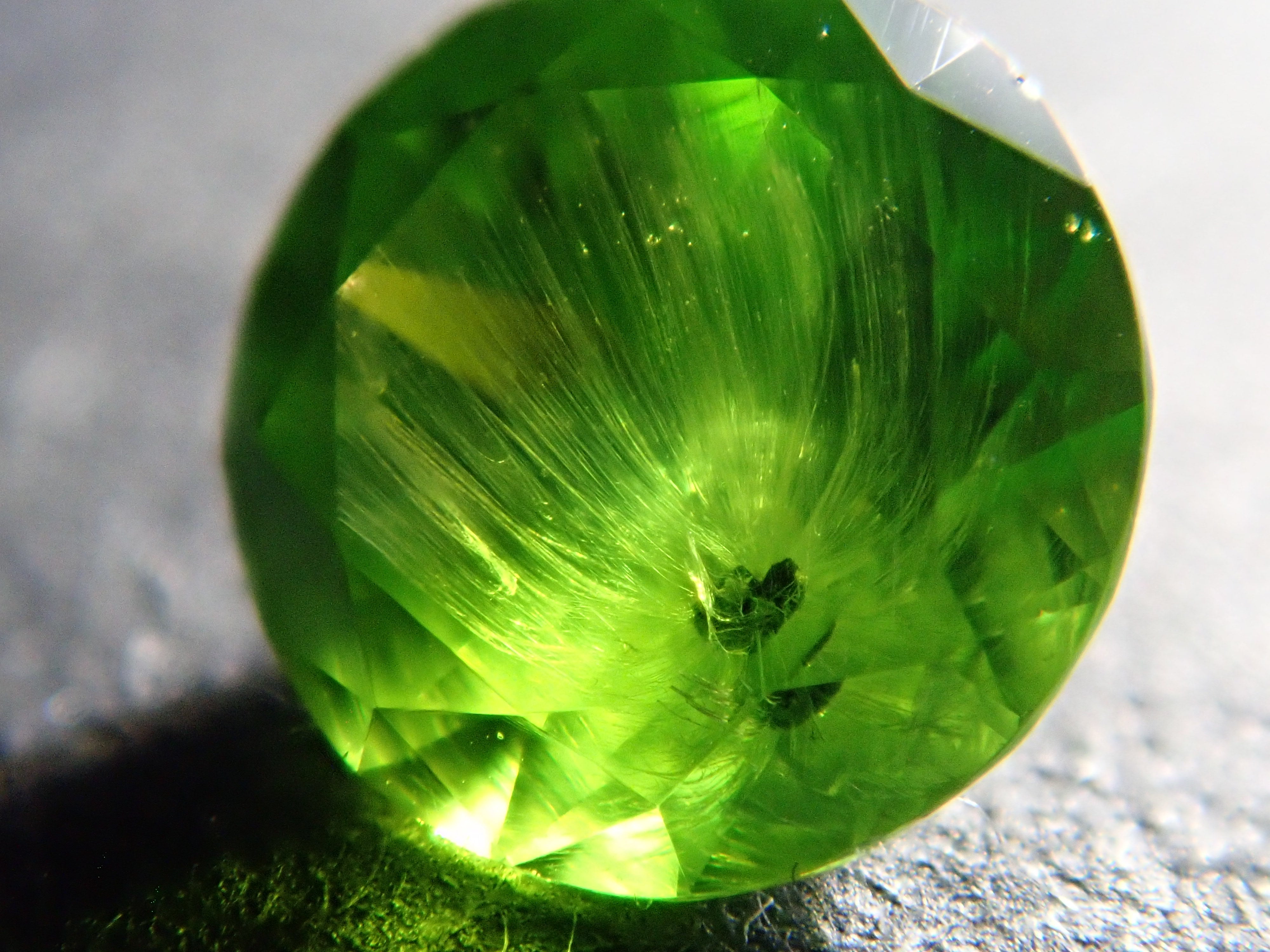 【12/17 22時販売】ロシア産デマントイドガーネット(ホーステール認む) 4.2mm/0.325ctルース