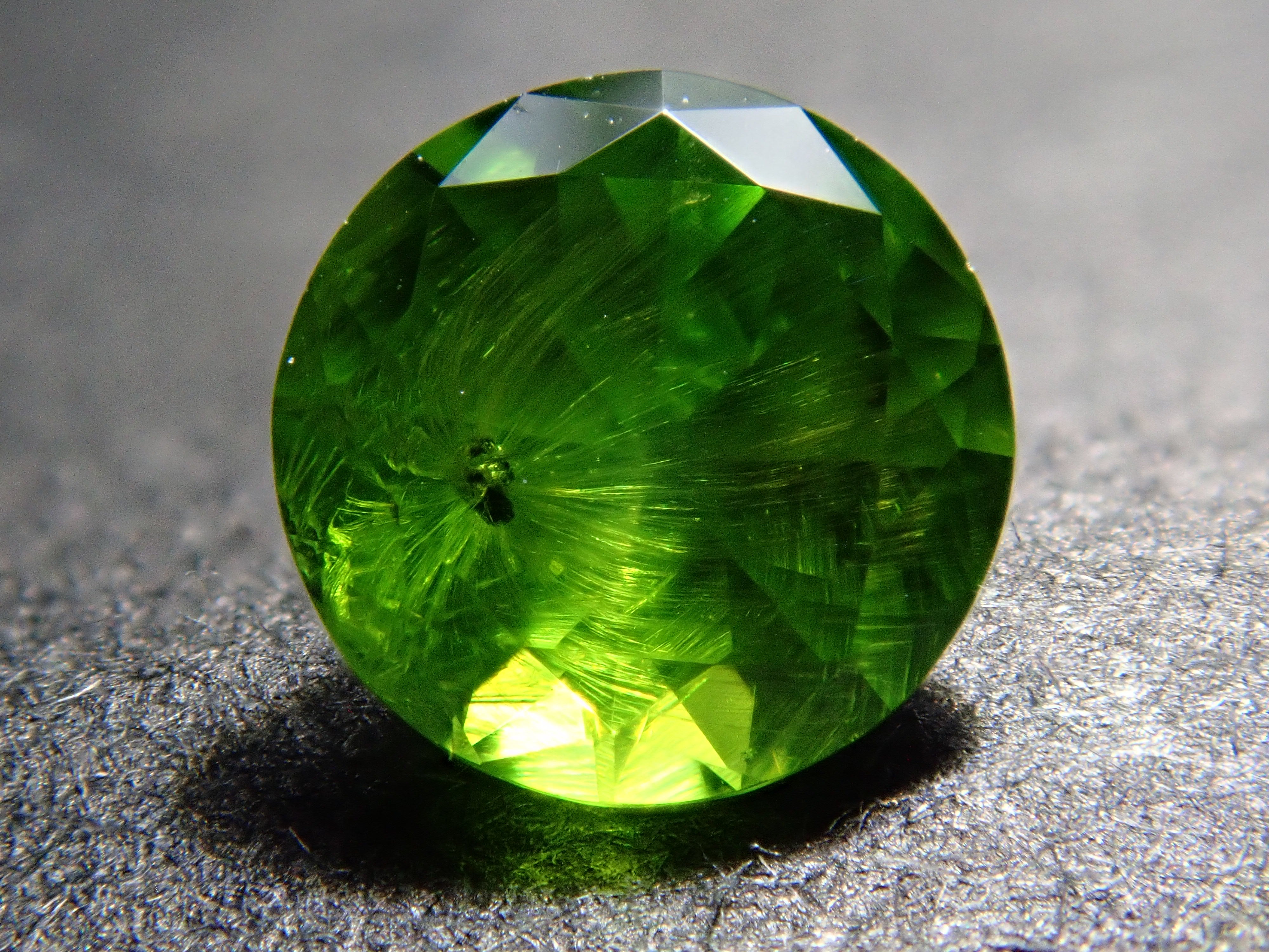 【12/17 22時販売】ロシア産デマントイドガーネット(ホーステール認む) 4.2mm/0.325ctルース