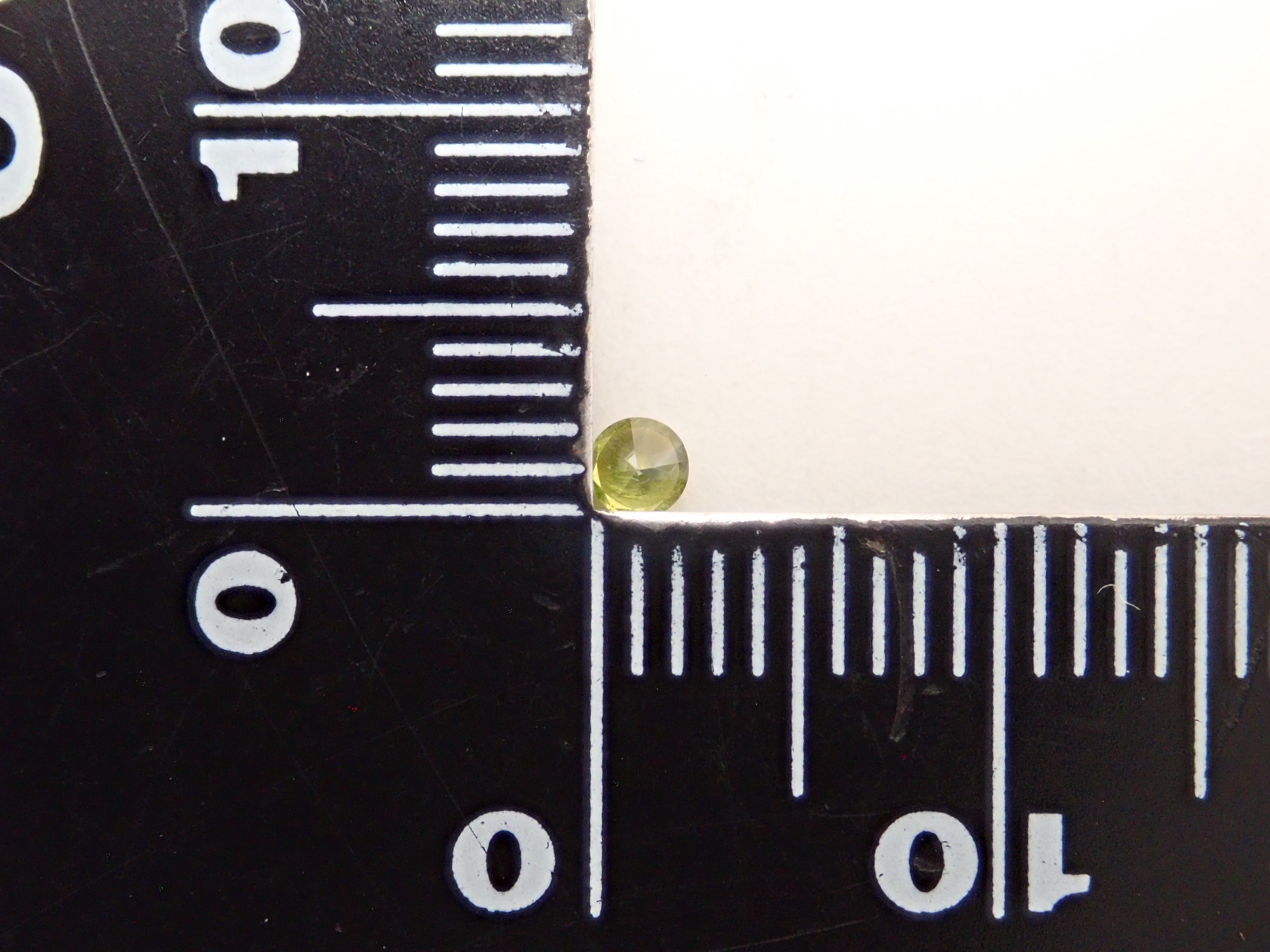 【10/16 22時販売】ロシア産デマントイドガーネット(ホーステール認む)2.5mm/ 0.079ctルース