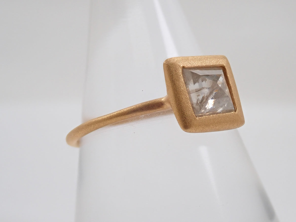 【Available Oct 19, 10 PM】【Colori】K18 Pyramid Cut Diamond 0.731ct Ring with Appraisal Report
