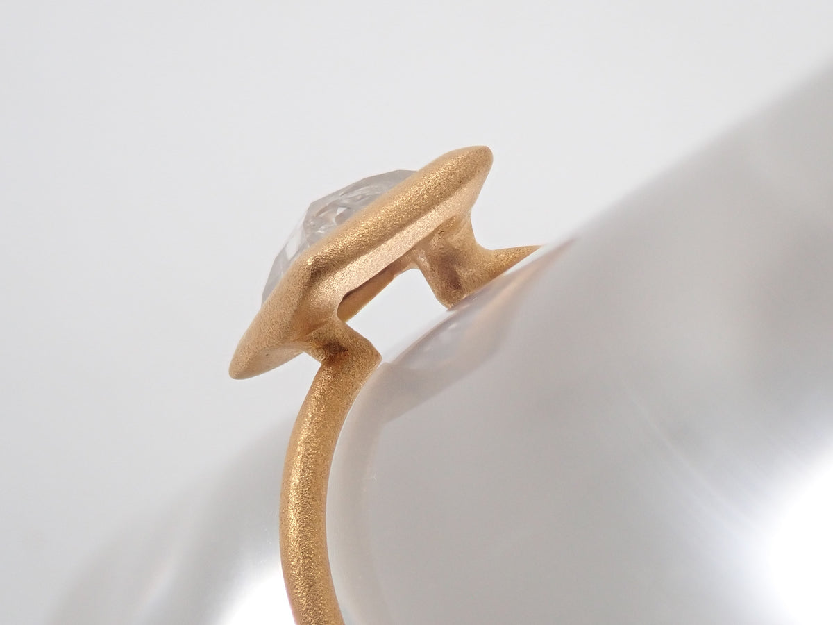 【Available Oct 19, 10 PM】【Colori】K18 Pyramid Cut Diamond 0.731ct Ring with Appraisal Report