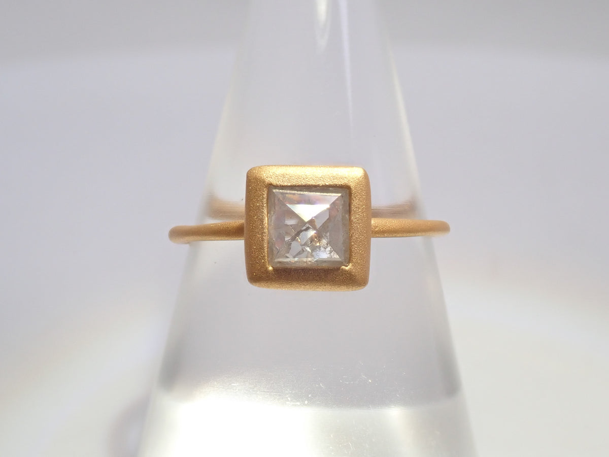 【Available Oct 19, 10 PM】【Colori】K18 Pyramid Cut Diamond 0.731ct Ring with Appraisal Report