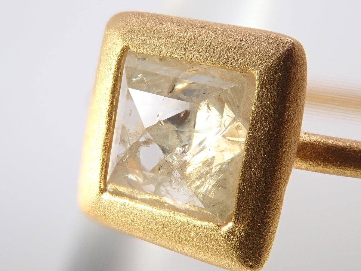 【Available Oct 19, 10 PM】【Colori】K18 Pyramid Cut Diamond 0.731ct Ring with Appraisal Report