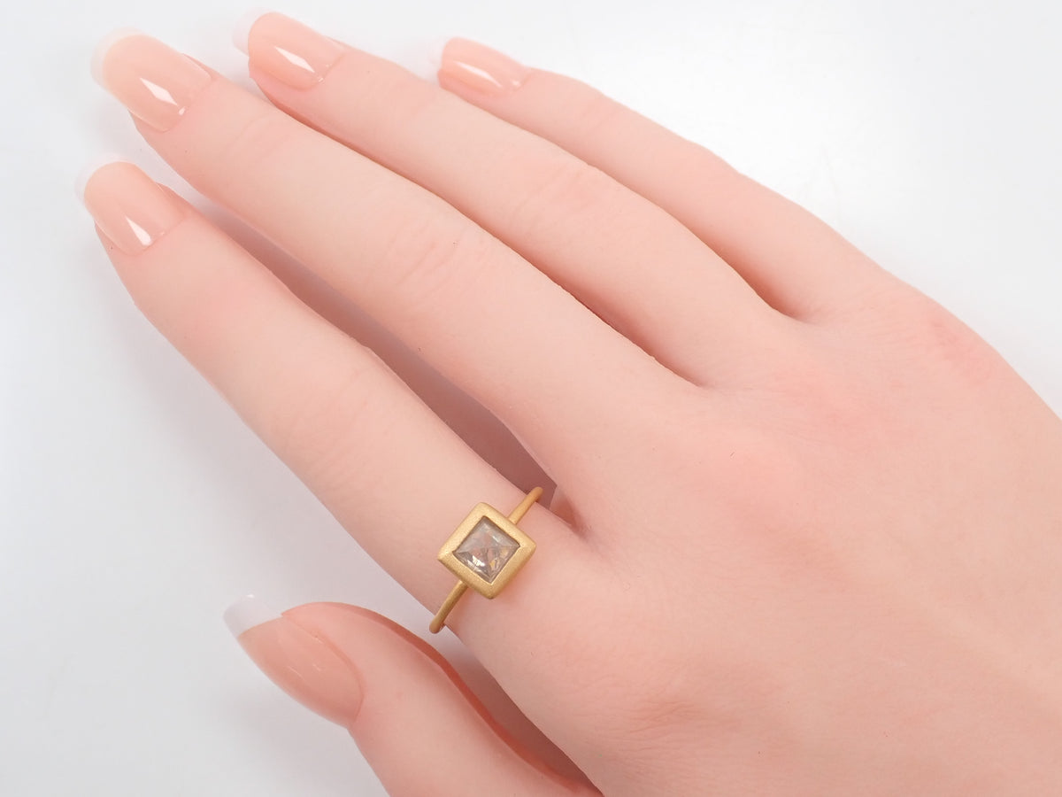 【Available Oct 19, 10 PM】【Colori】K18 Pyramid Cut Diamond 0.731ct Ring with Appraisal Report
