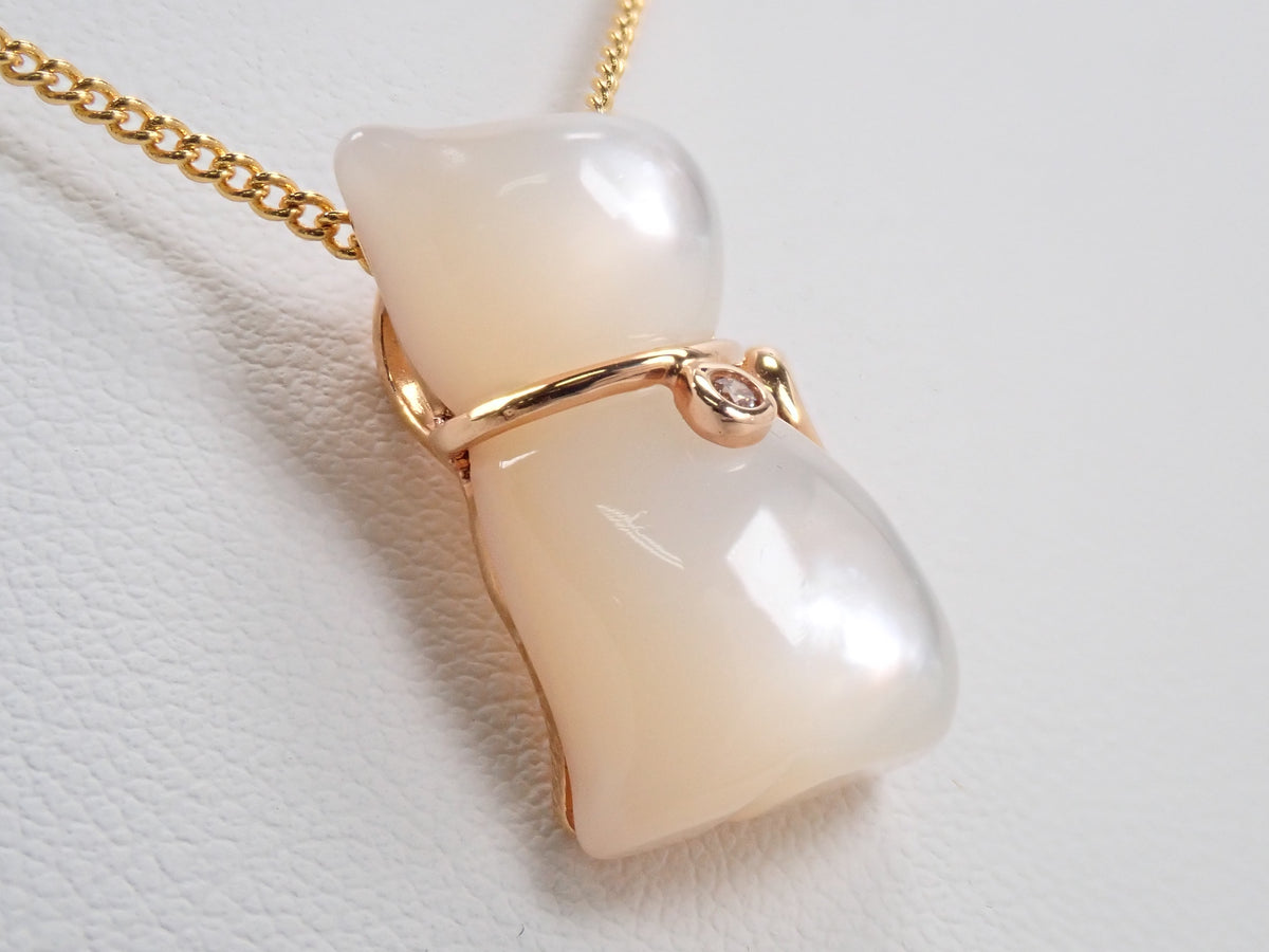 【10/19 22時販売】【カラフリ】K18 白蝶貝 猫モチーフ ダイヤモンド0.01ctペンダントトップ(ネックレストップ)鑑別書