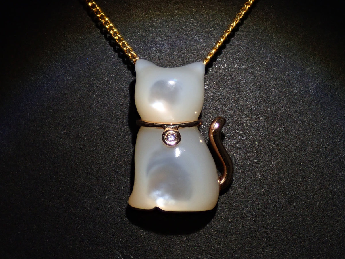 【22602844掲載】【カラフリ】K18 白蝶貝 猫モチーフ ダイヤモンド0.01ctペンダントトップ(ネックレストップ)鑑別書
