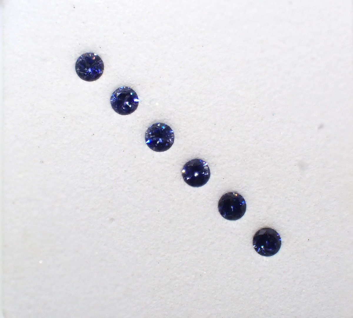 Benitoite Gradation 6 Stone Set (2.0mm, Round Cut, Including Top Quality) 《Multiple Purchase Discount Available》