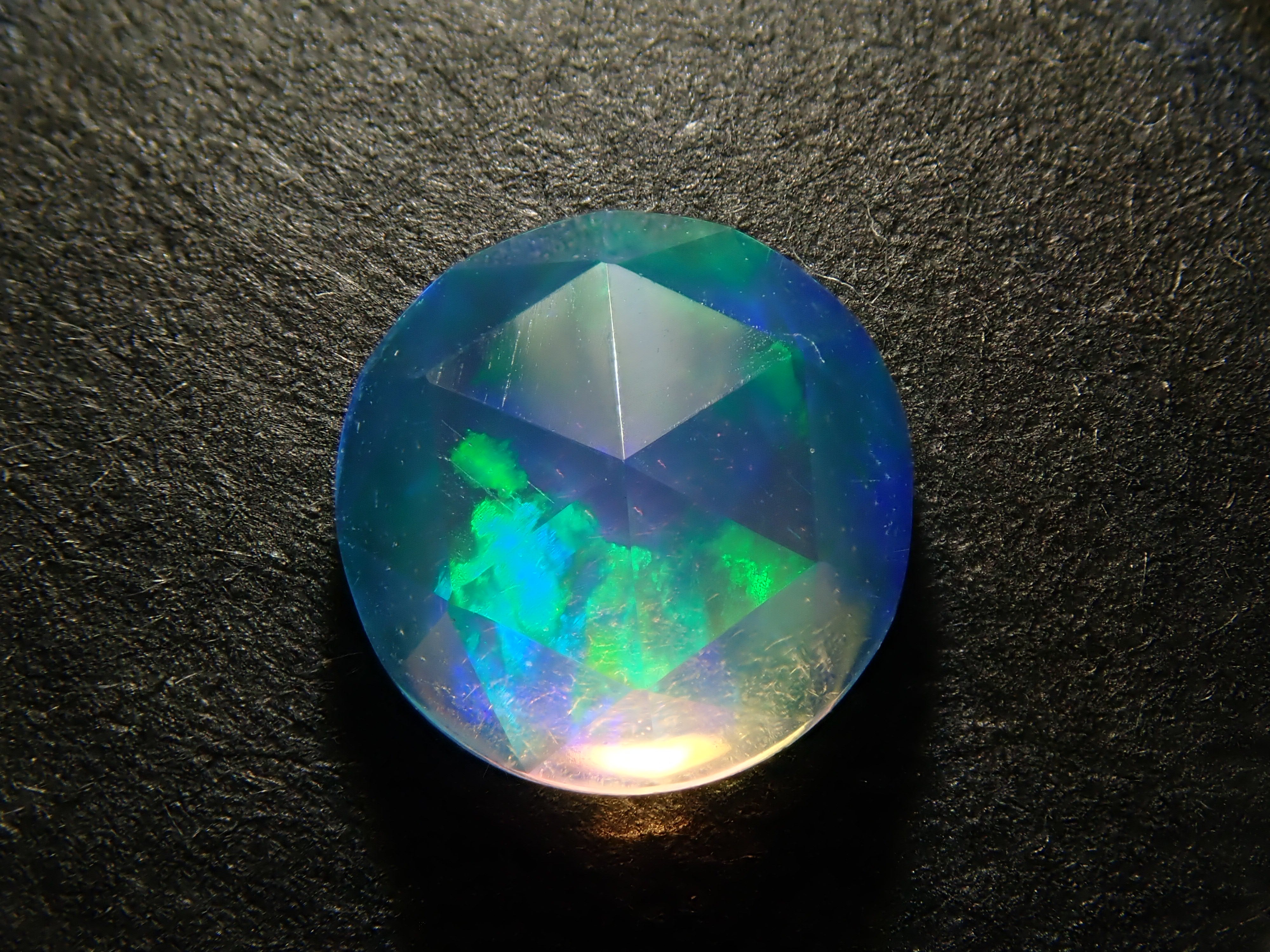 【11/10 22時販売】合成オパール 6.1mm/0.792ctルース(ローズカット) (ローズカット)