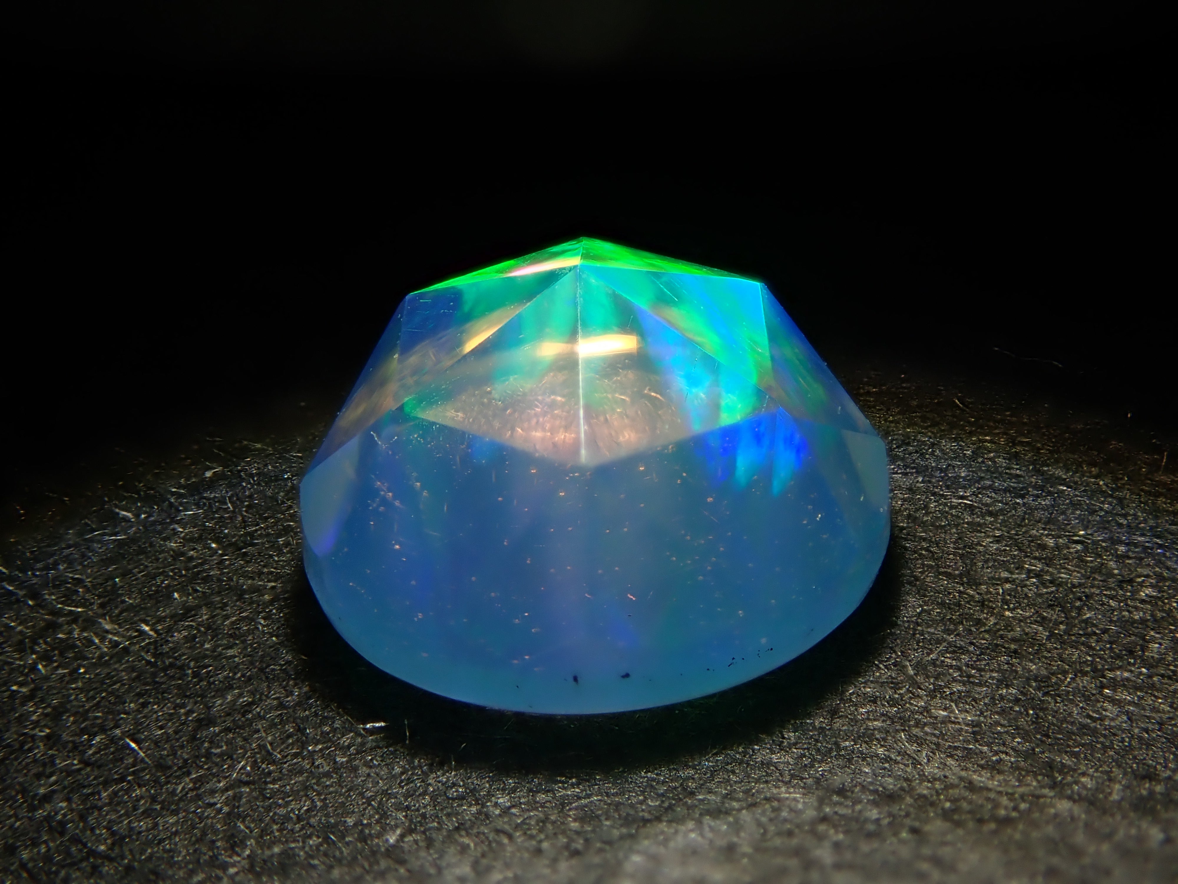 【11/10 22時販売】合成オパール 6.1mm/0.792ctルース(ローズカット) (ローズカット)