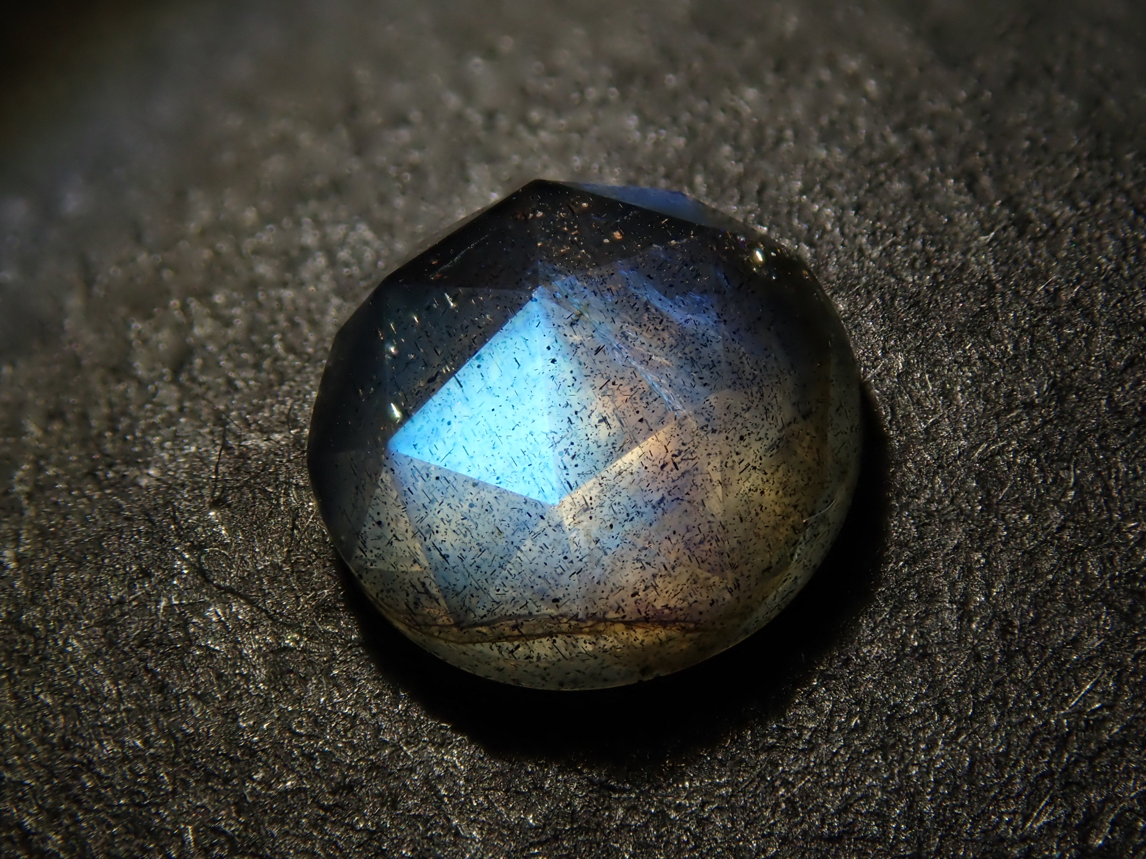 【1/5 22時販売】マダガスカル産ラブラドライト 6.1mm/0.816ctルース(ローズカット)