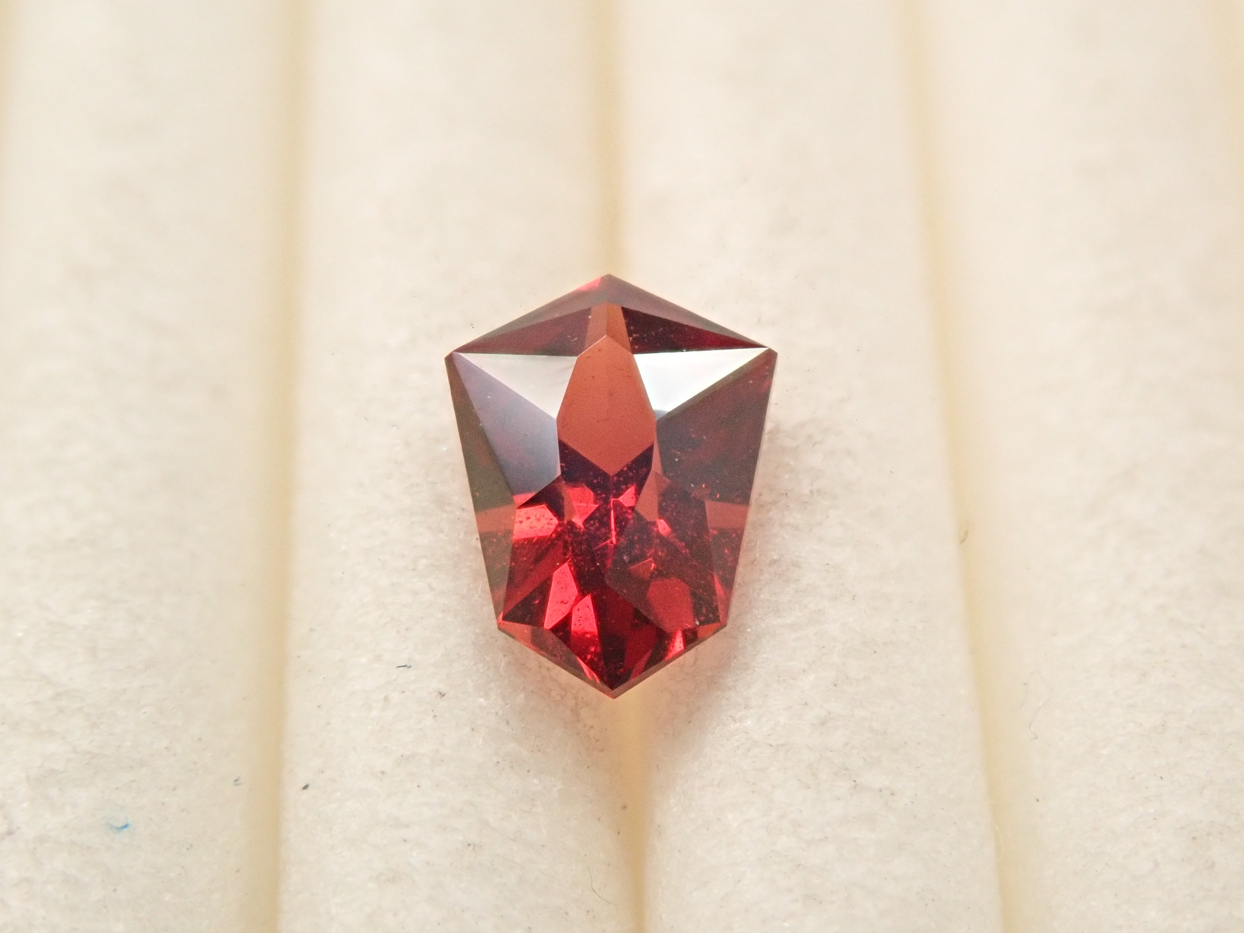 【12/13 22時販売】モザンビーク産アルマンディンガーネット 0.371ctルース
