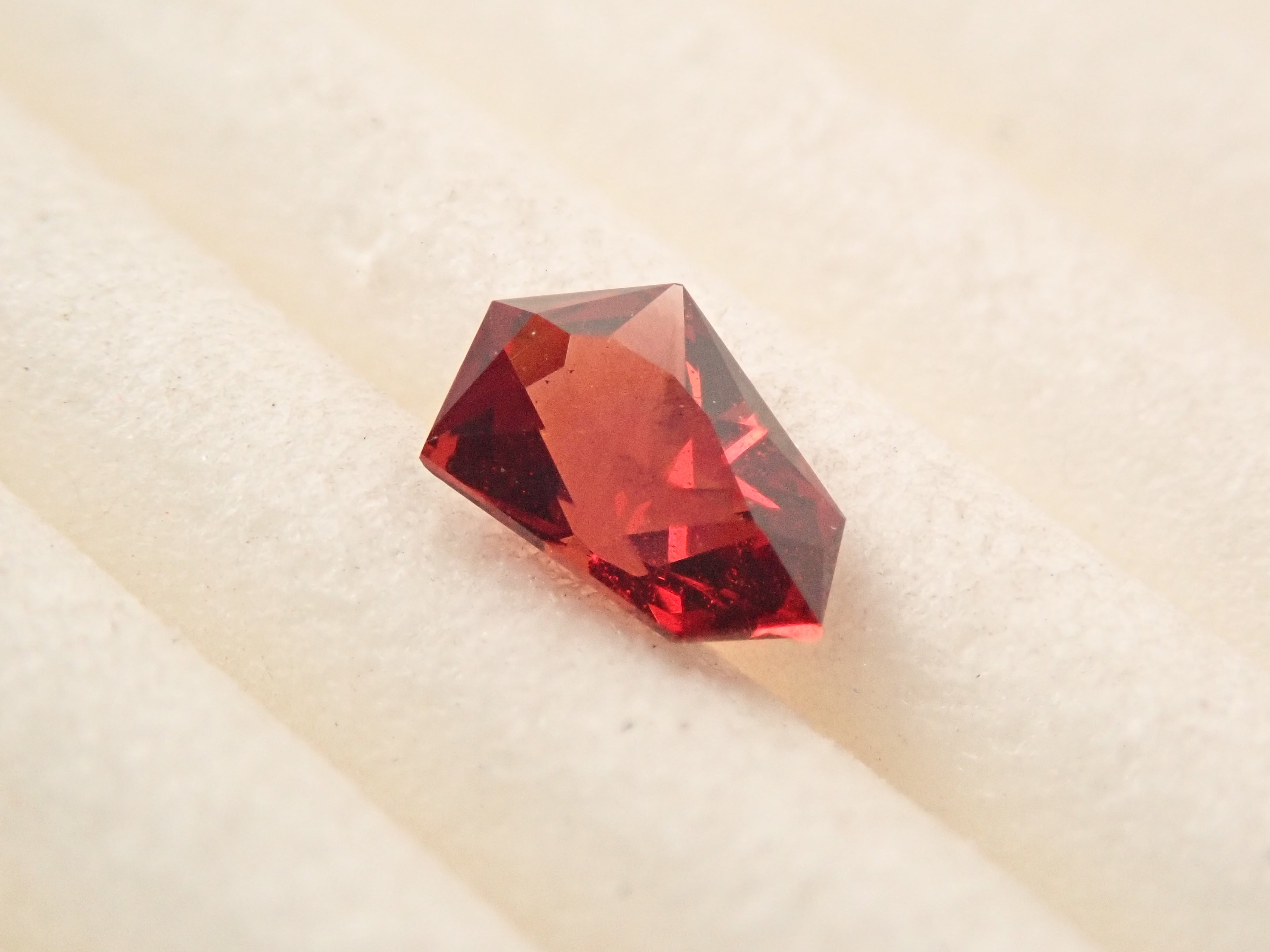 【12/13 22時販売】モザンビーク産アルマンディンガーネット 0.371ctルース