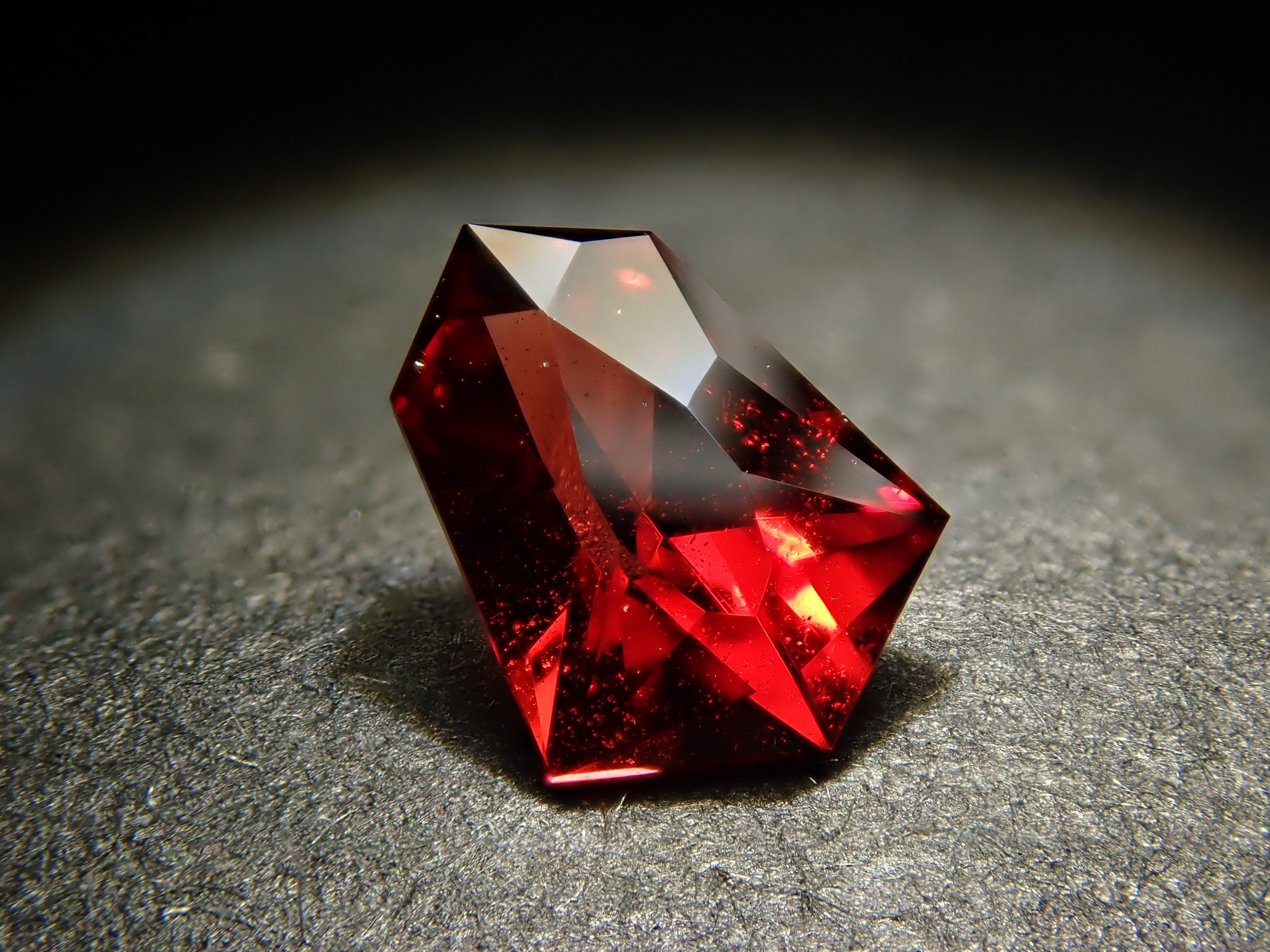 【12/13 22時販売】モザンビーク産アルマンディンガーネット 0.371ctルース