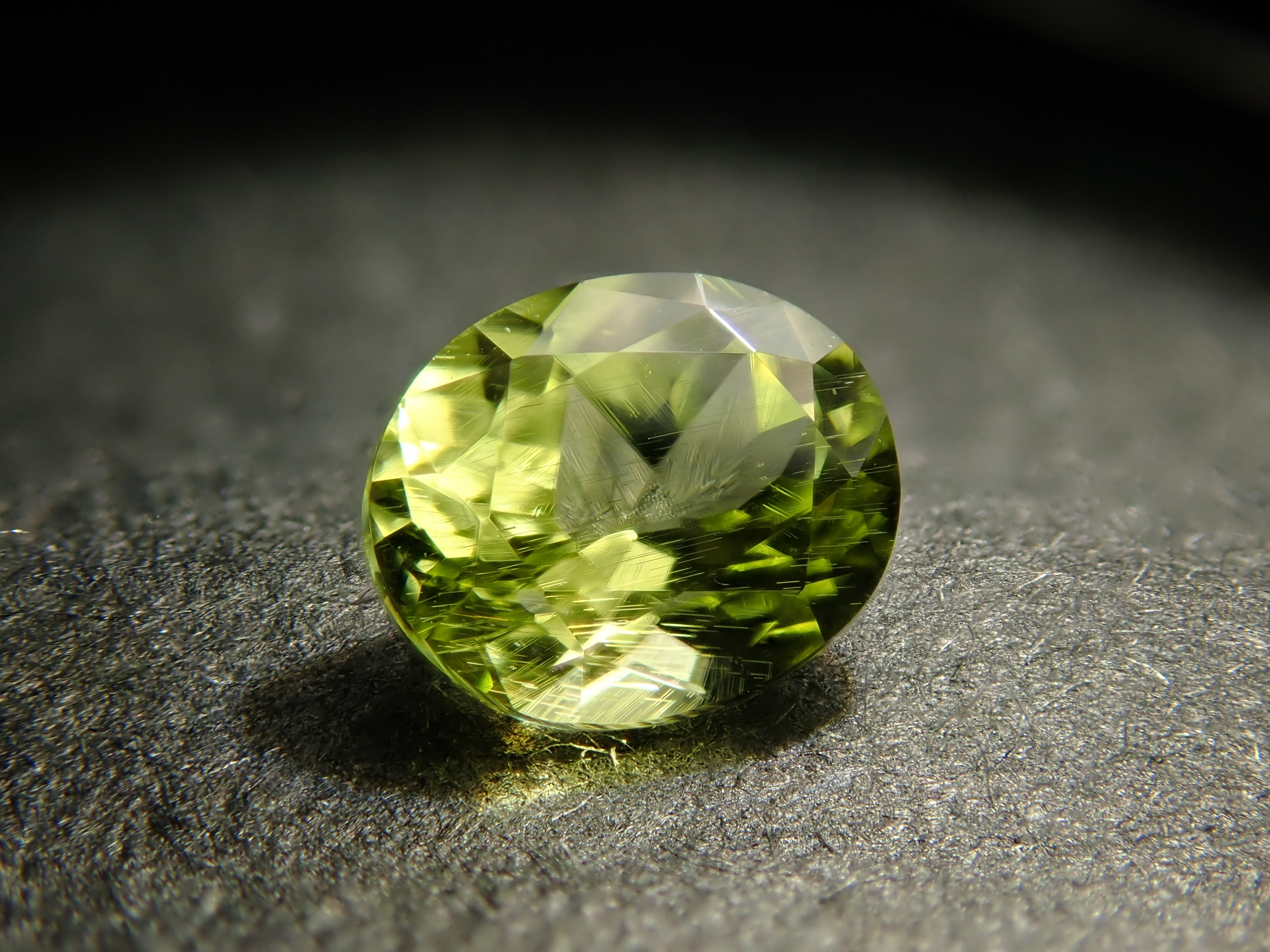 【12/6 22時販売】インドネシア産パラサイティックペリドット 0.260ctルース